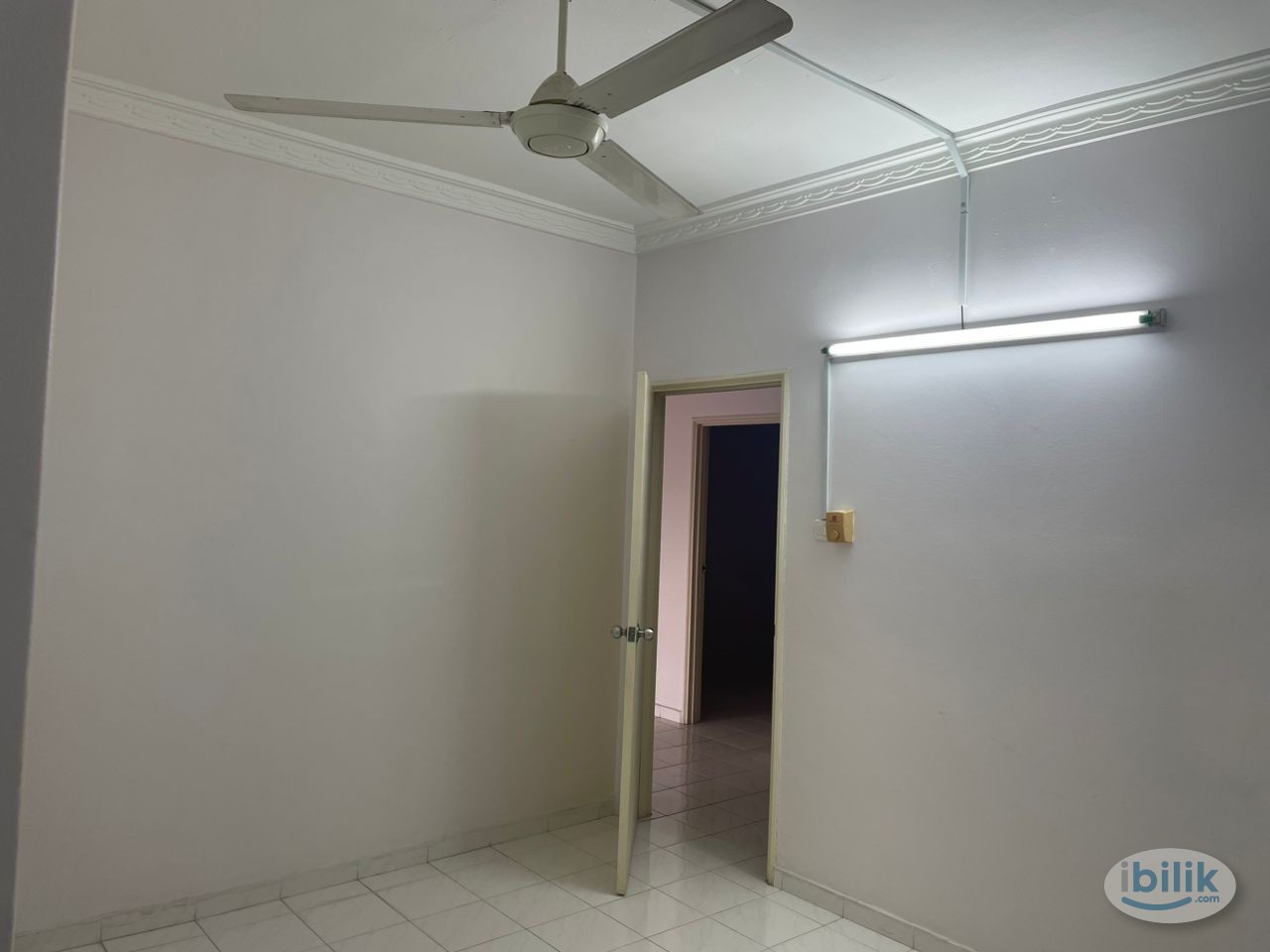 Master Room/median room at Pandan Villa, Pandan - Image 3