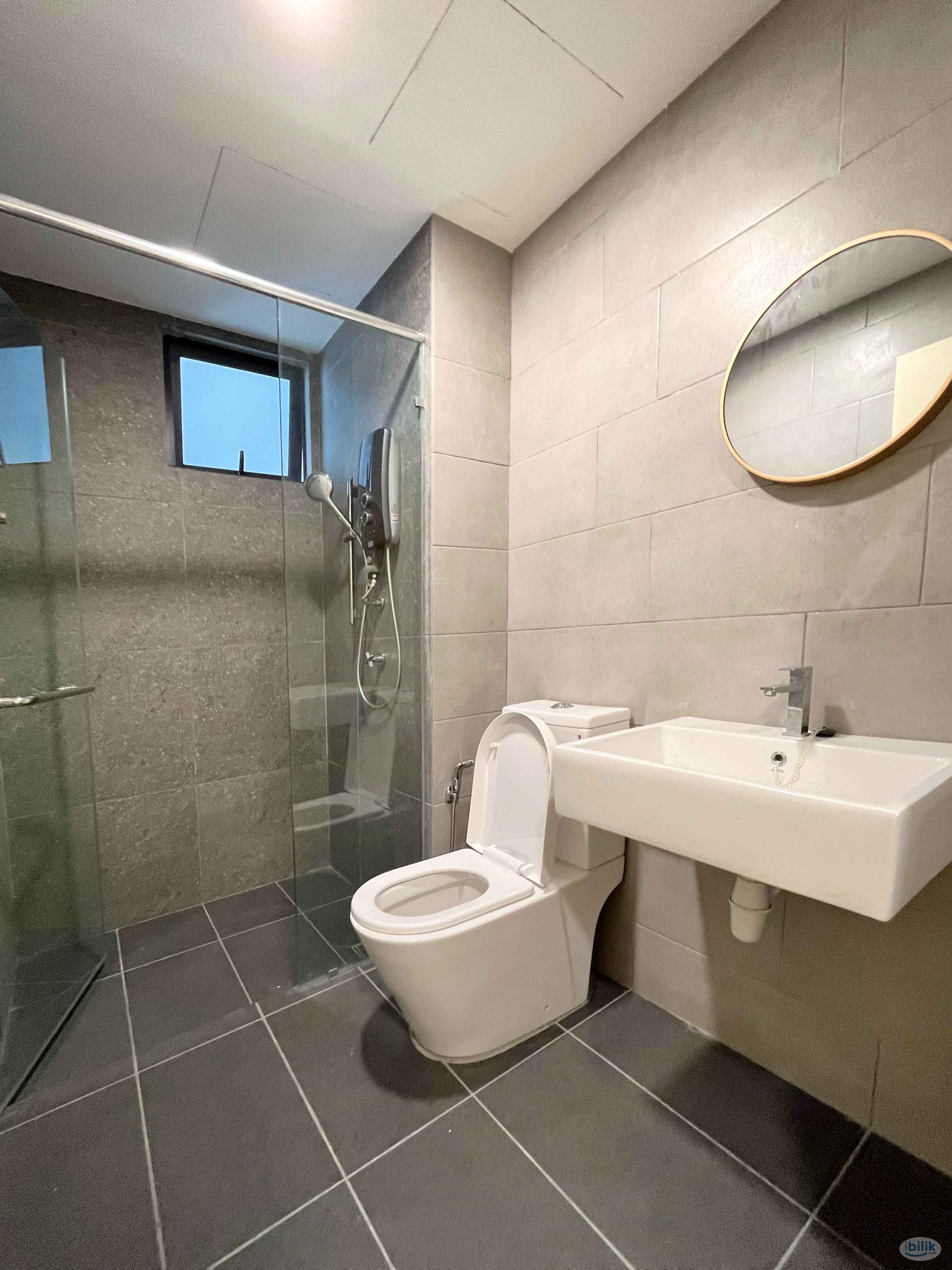 Middle Room at Meta Residences Putra Permai, Seri Kembangan - Image 5