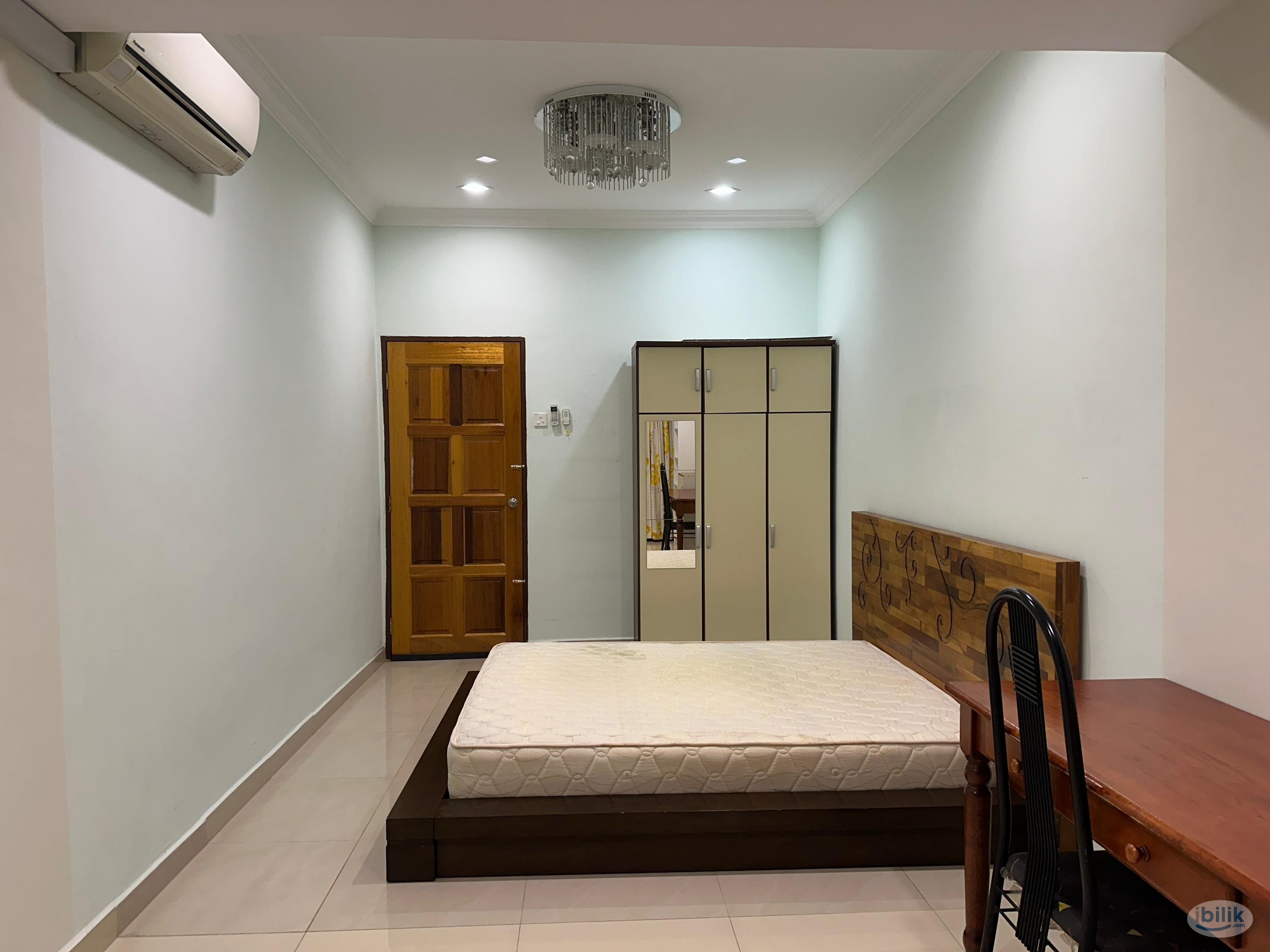 Front room with balcony at Sea Park Landed - Image 3