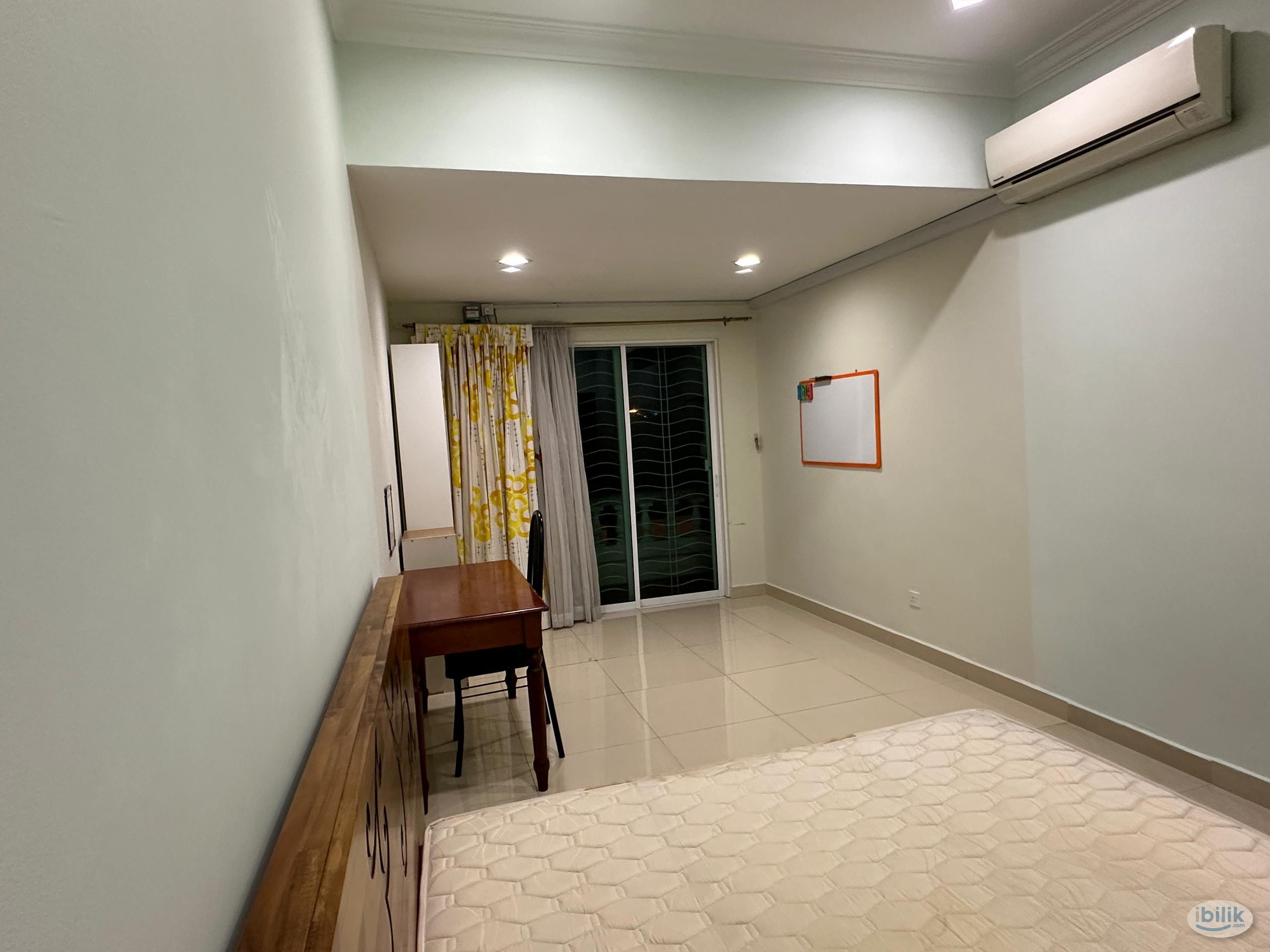 Front room with balcony at Sea Park Landed - Image 4