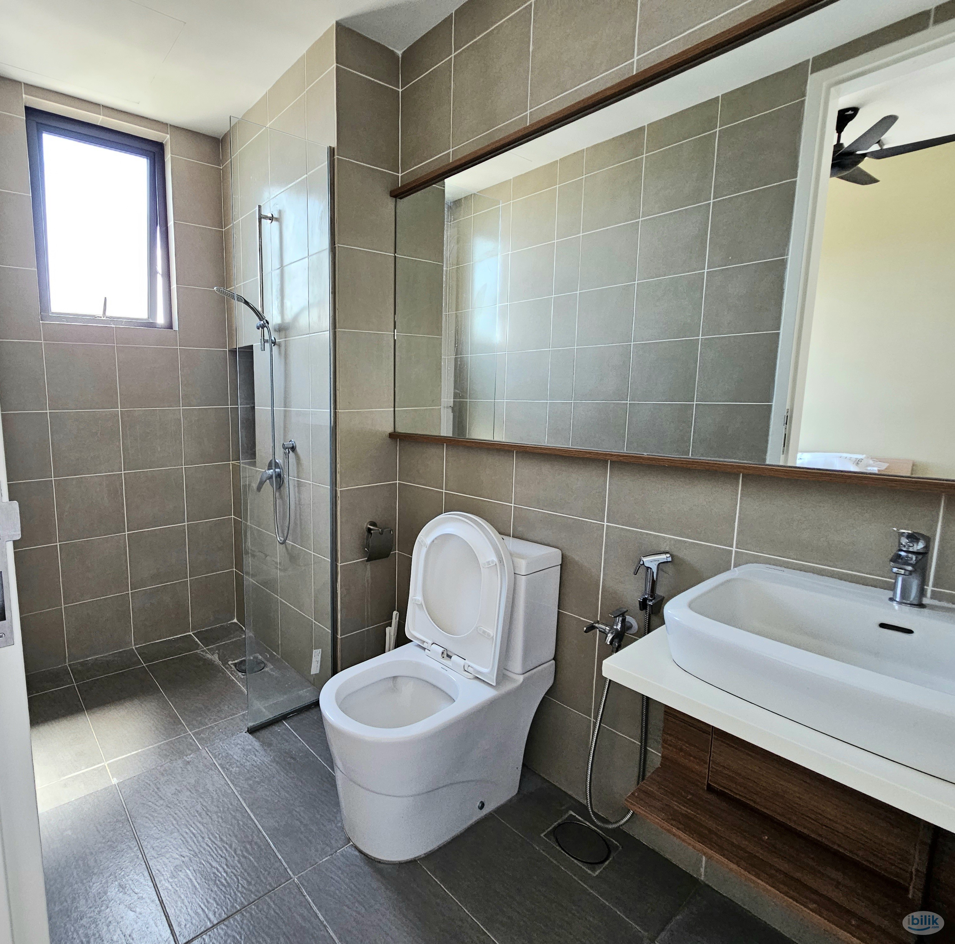 Middle Room at Nidoz Residences, Desa Petaling - Image 5