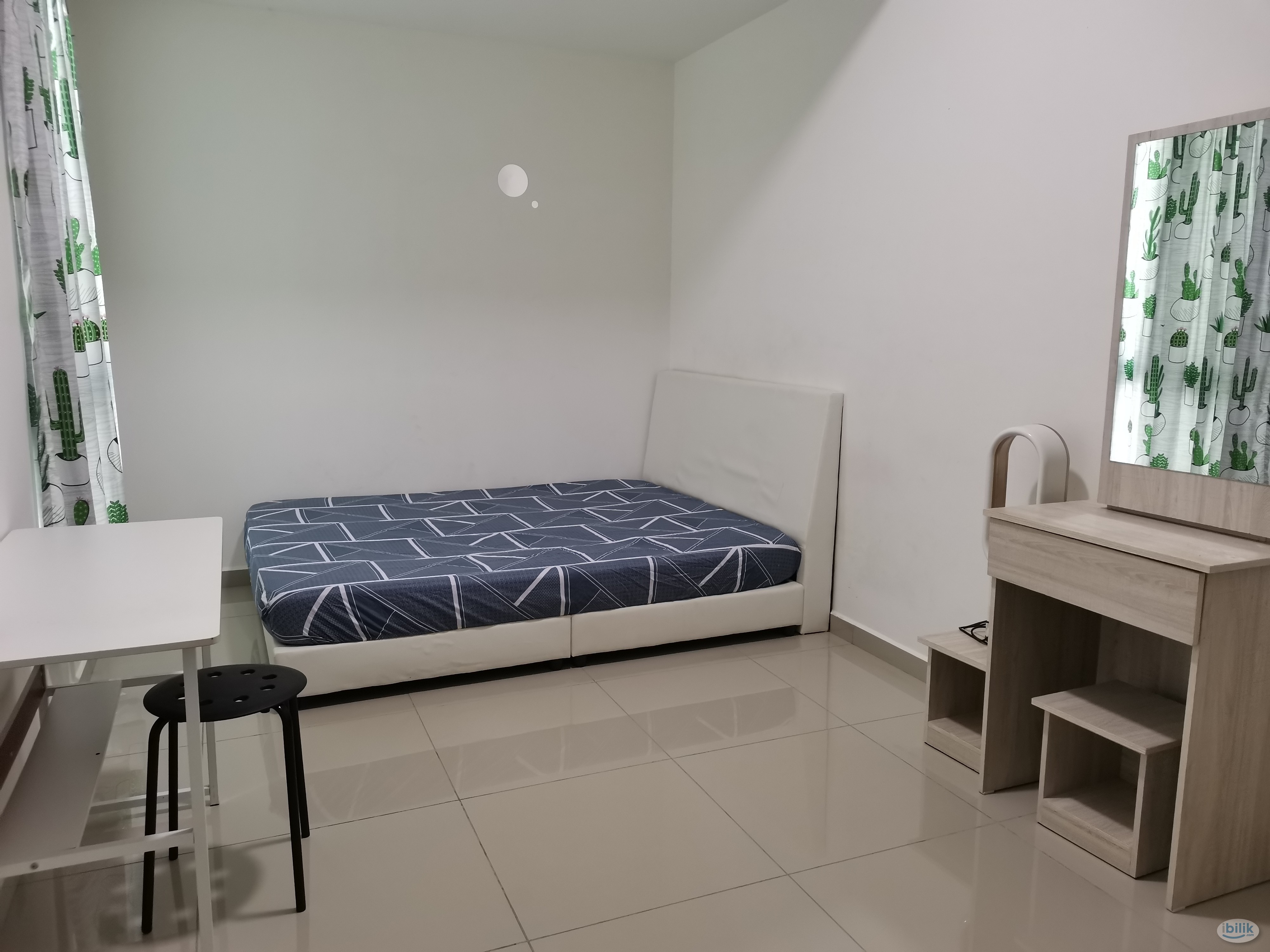 Promenade Aircond furnished Middle Room include utilities shared bathroom MIX GENDER - Image 1