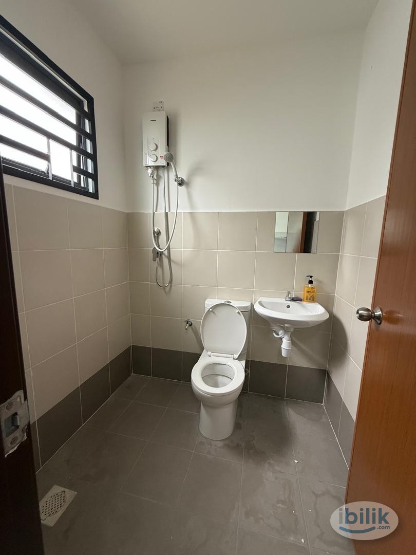 Middle Room at Bandar Puncak Alam, Kuala Selangor - Image 2