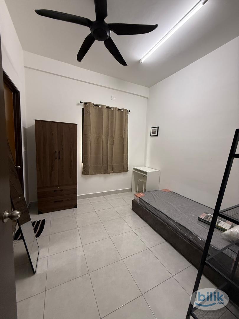 Middle Room at Bandar Puncak Alam, Kuala Selangor - Image 3