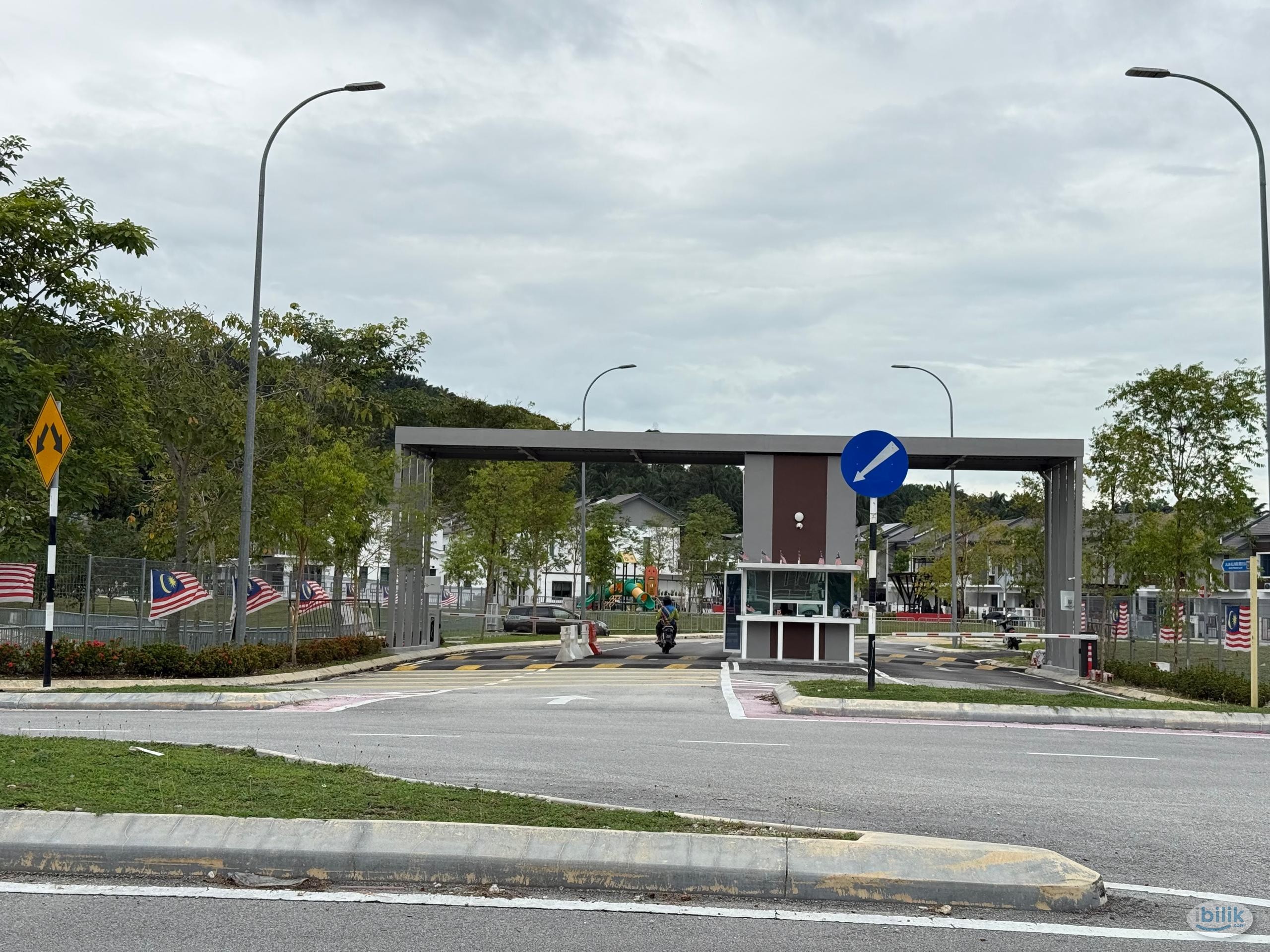 Middle Room at Bandar Puncak Alam, Kuala Selangor - Image 5