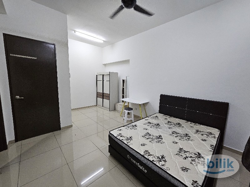Platinum 3 Balcony Aircond Master room include utilities Private Bathroom MIX GENDER - Image 1