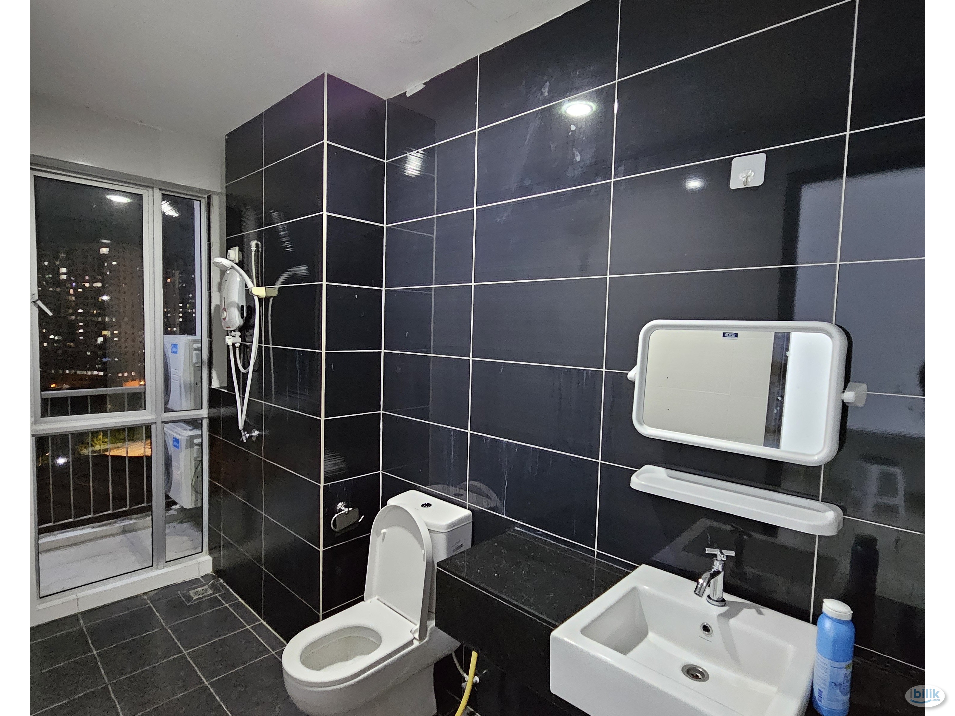 Platinum 3 Balcony Aircond Master room include utilities Private Bathroom MIX GENDER - Image 4