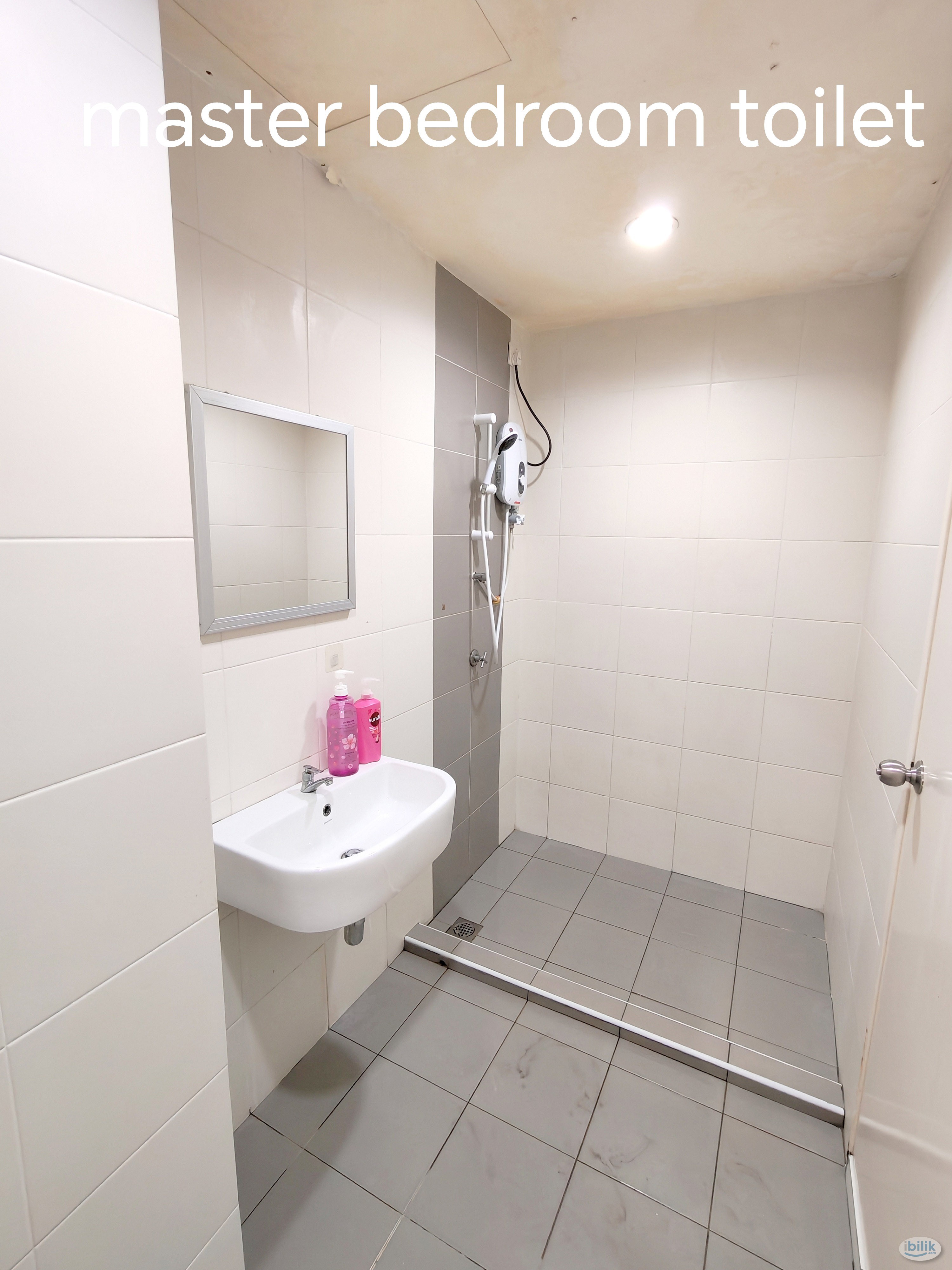 Master Room at Elit Heights, Bayan Baru - Image 3