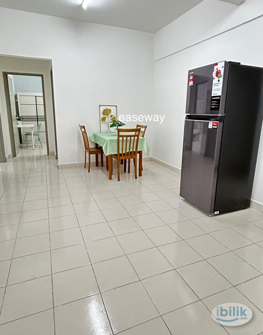 Middle Room at Residensi Laguna, Bandar Sunway - Image 1