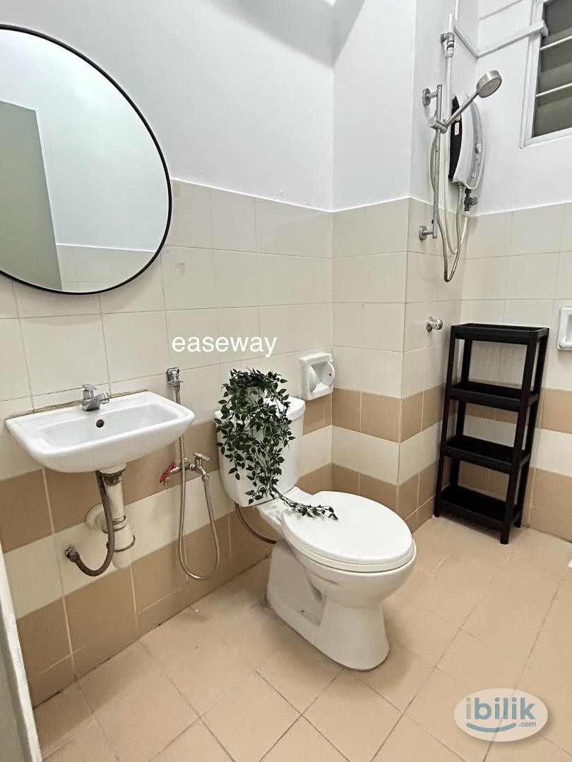 Middle Room at Residensi Laguna, Bandar Sunway - Image 2