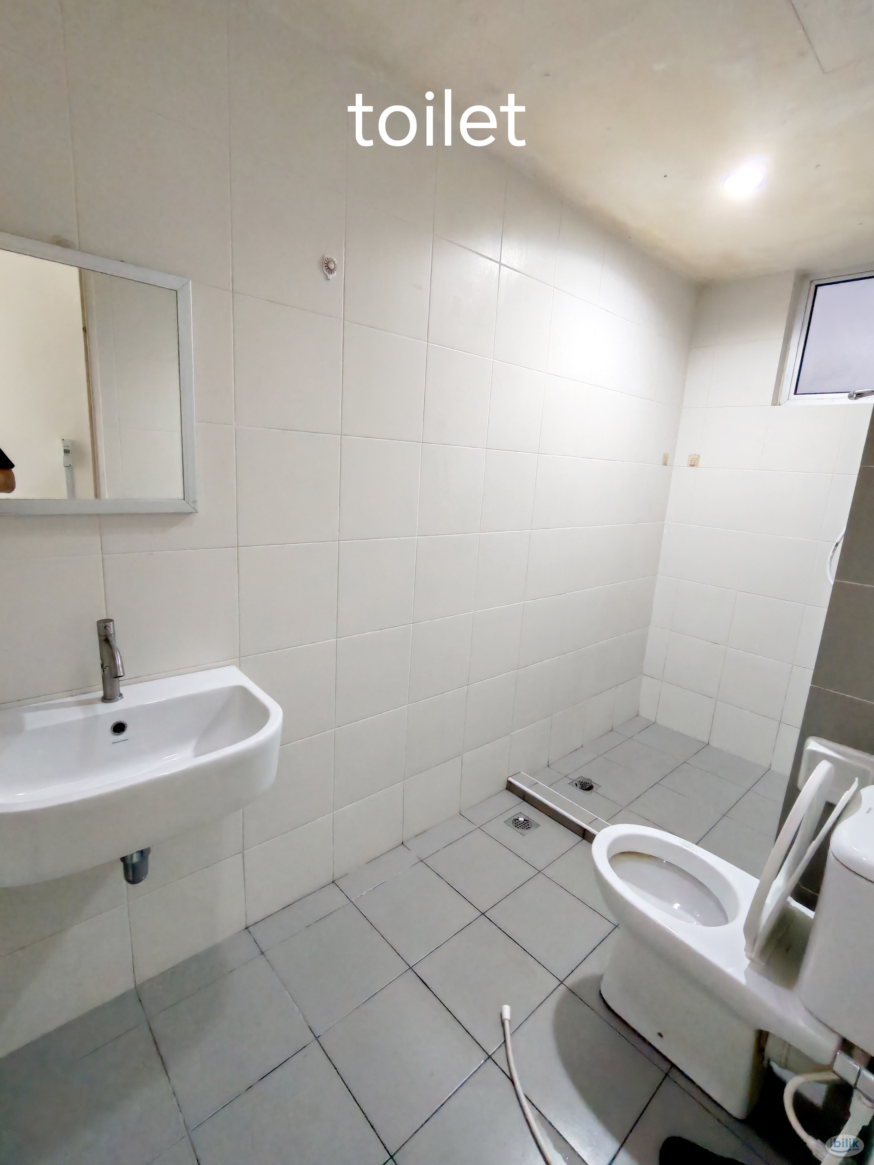 Middle Room at Elit Heights, Bayan Baru - Image 1