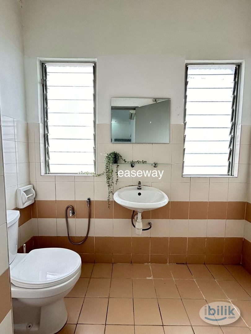 Master Room at Residensi Laguna, Bandar Sunway - Image 3