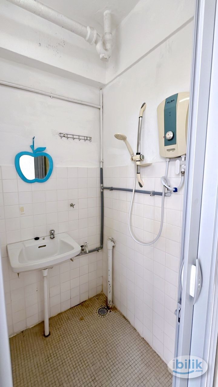 Middle Room at Greenlane Heights, Green Lane (male) - Image 4