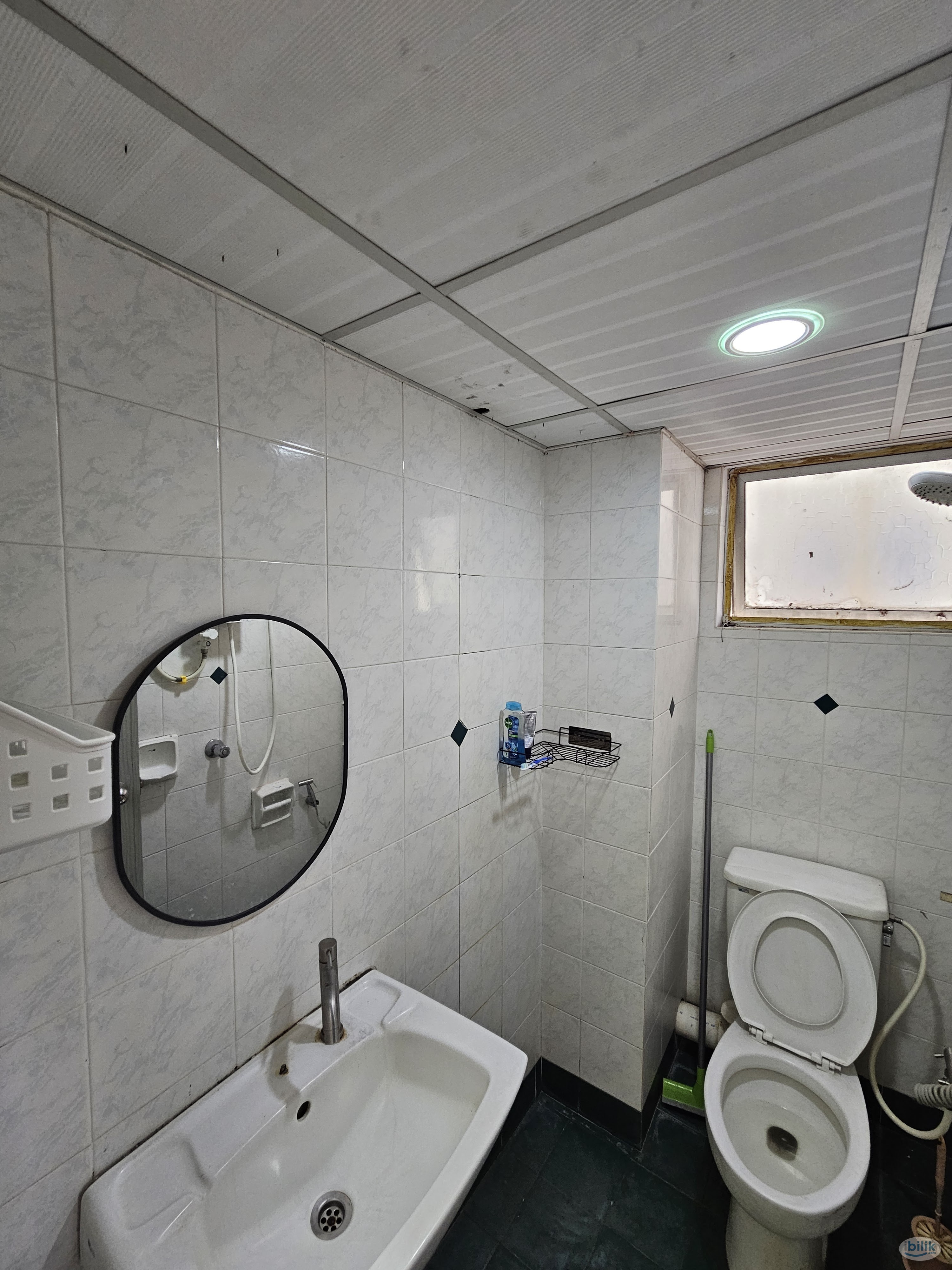 Npark Furnished Middle room Share bathroom included utilities - Image 3