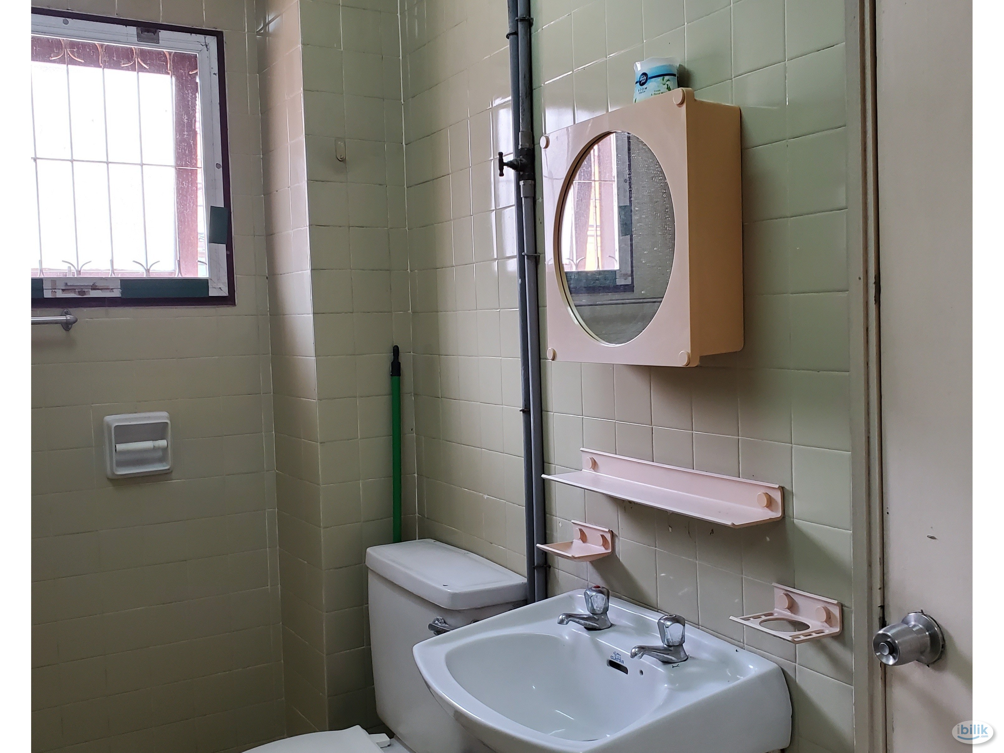 A middle room to let for a lady - Image 2