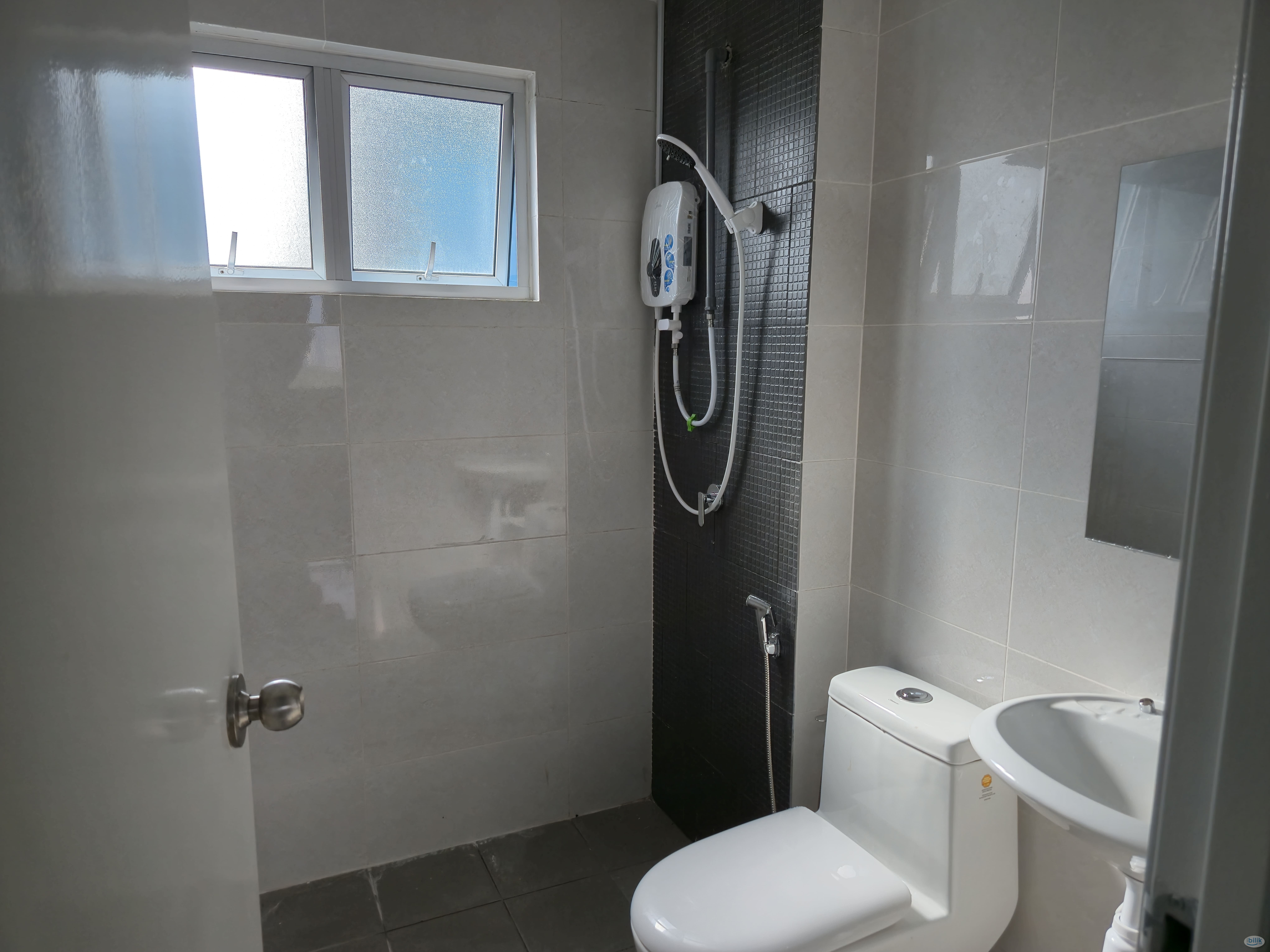 Medium room at Acacia Residence - Image 5