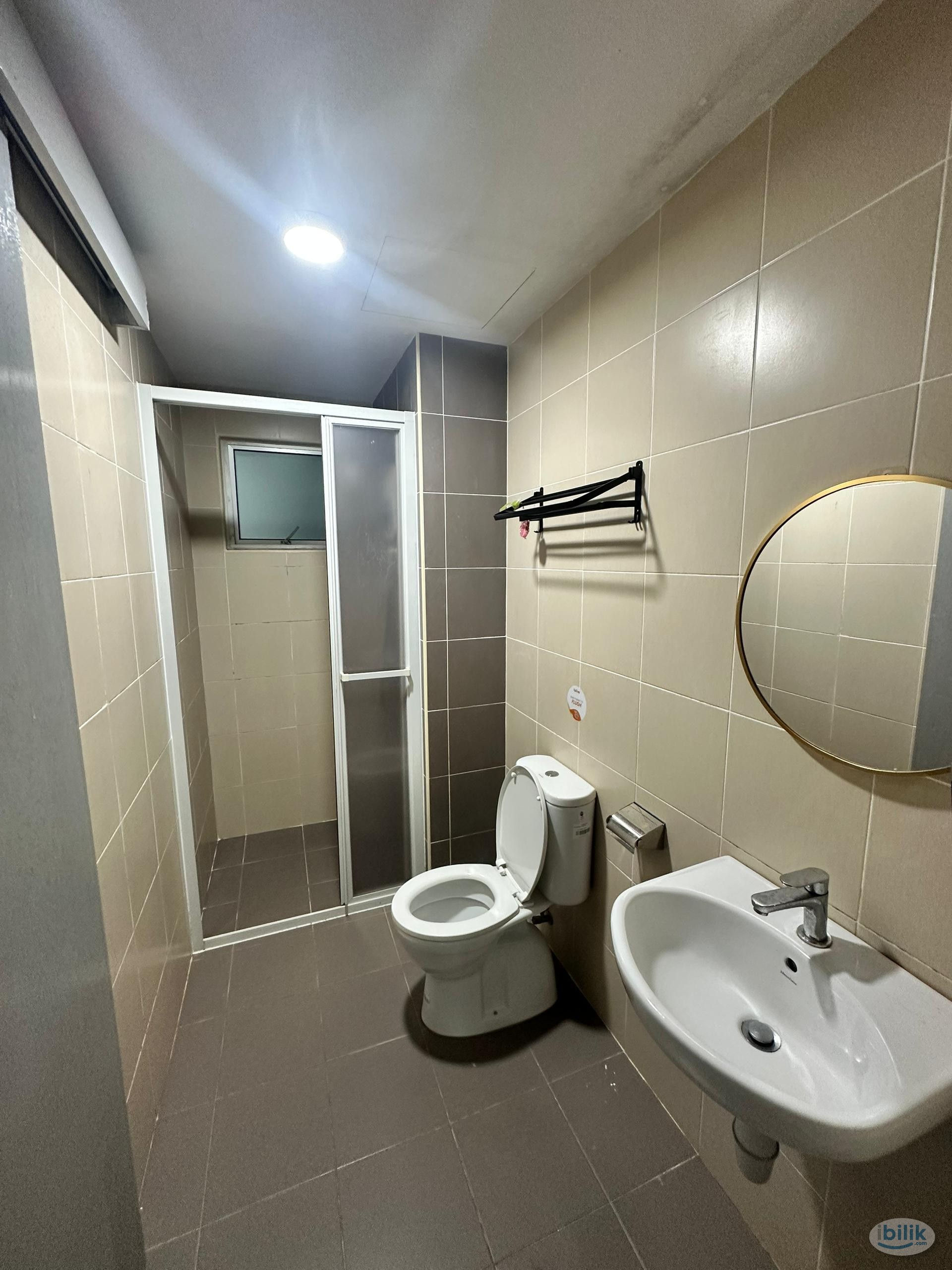 🥶LUXURIOUS BREZZY MIDDLE MASTER ROOM 😍 | 🚇 10 MINS WALK TO LRT SALAK SELATAN 🚇 | 👩‍💻 WORK FROM HOME FRIENDLY! 🧑‍💻 - Image 5