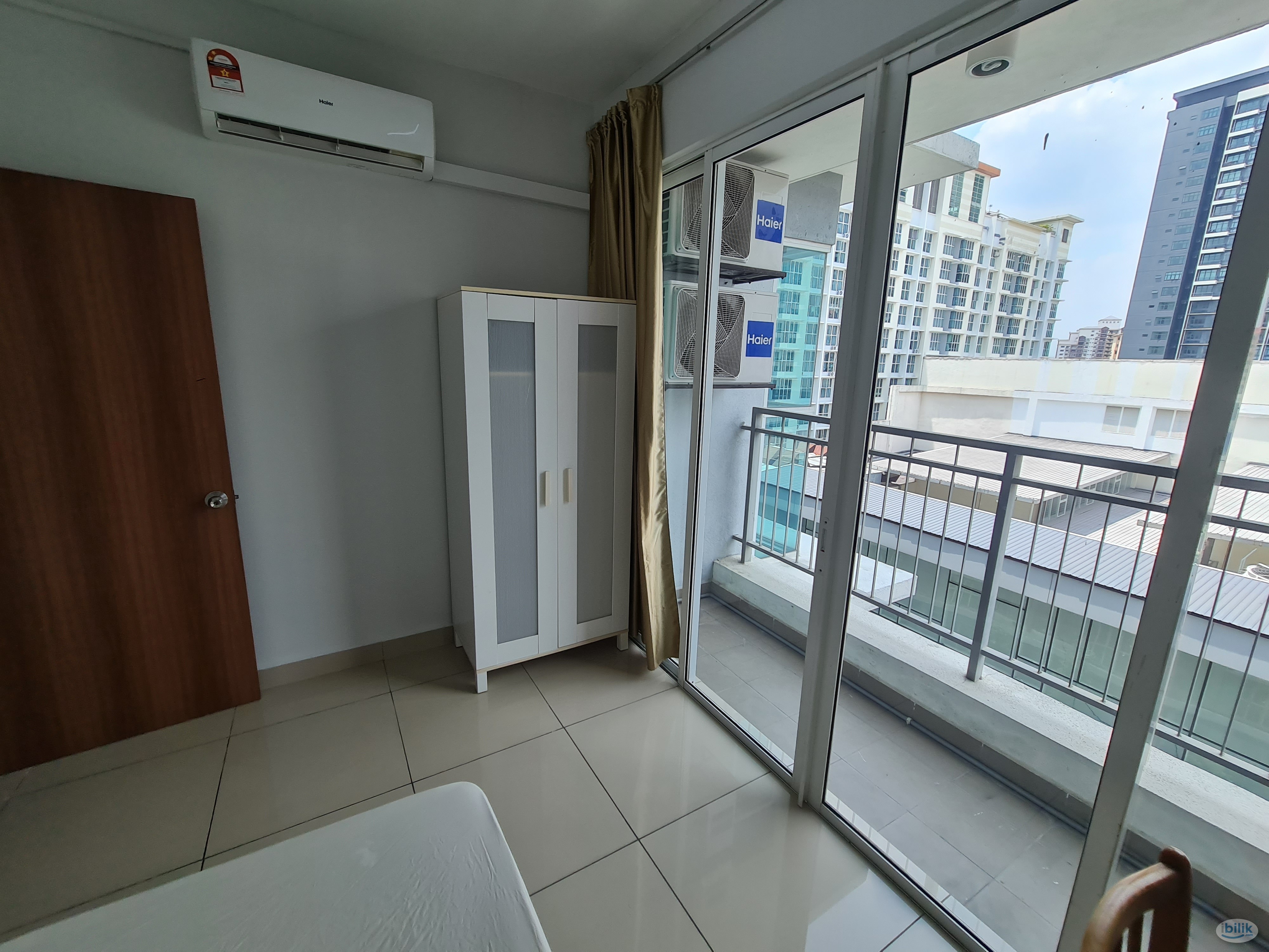 BALCONY MEDIUM BEDROOM. AVAILABLE NOW - Image 2