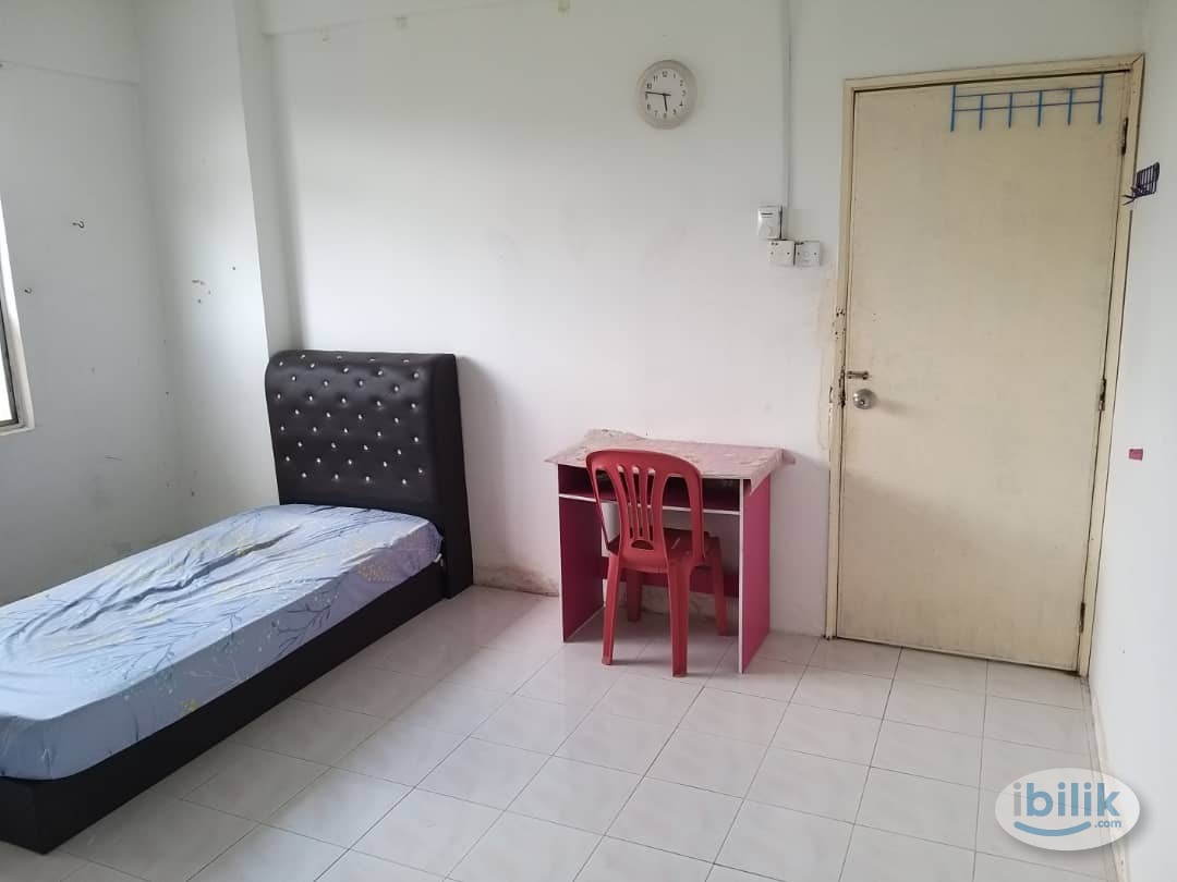 Room at Pangsapuri Seri Indah near the Mines, KTM Serdang - Image 1
