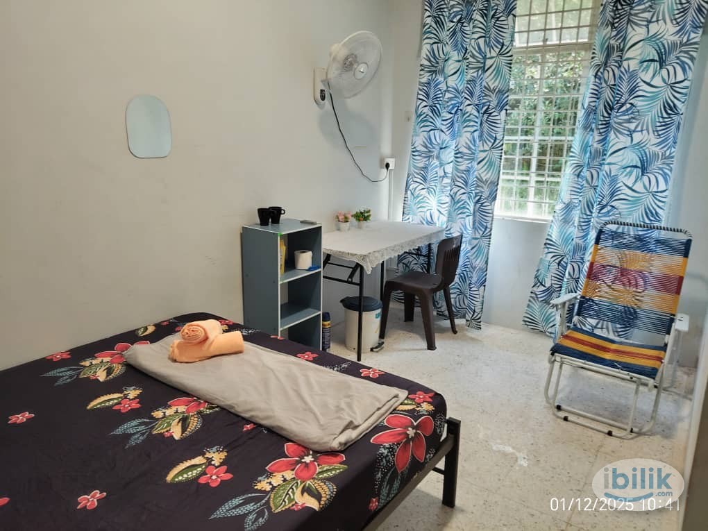 Middle King Room in bungalow at Rawang, Selangor(Kitchen+Parking+Guarded Gated) - Image 1