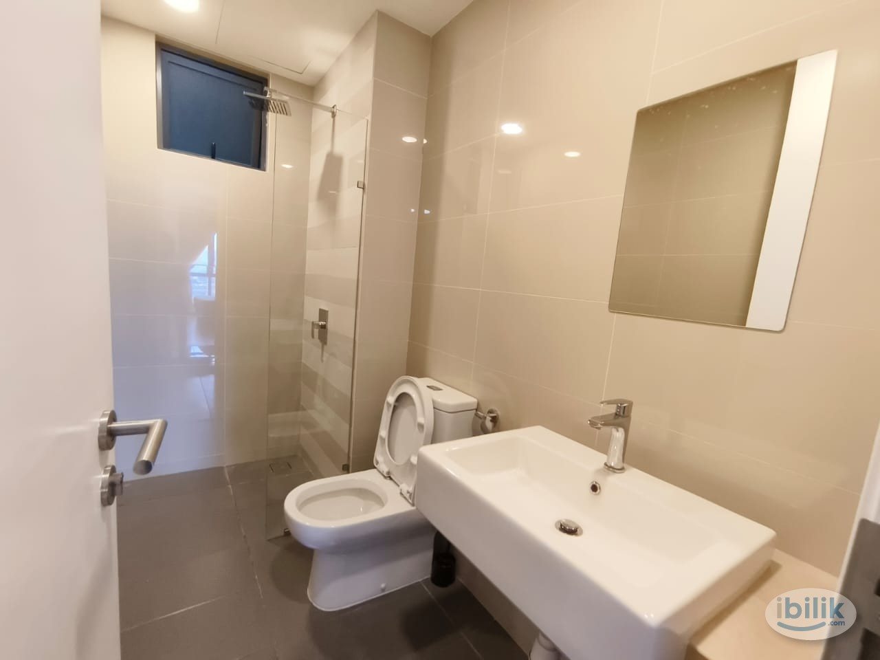 Window View Room+AC!! @ United Point - Image 4