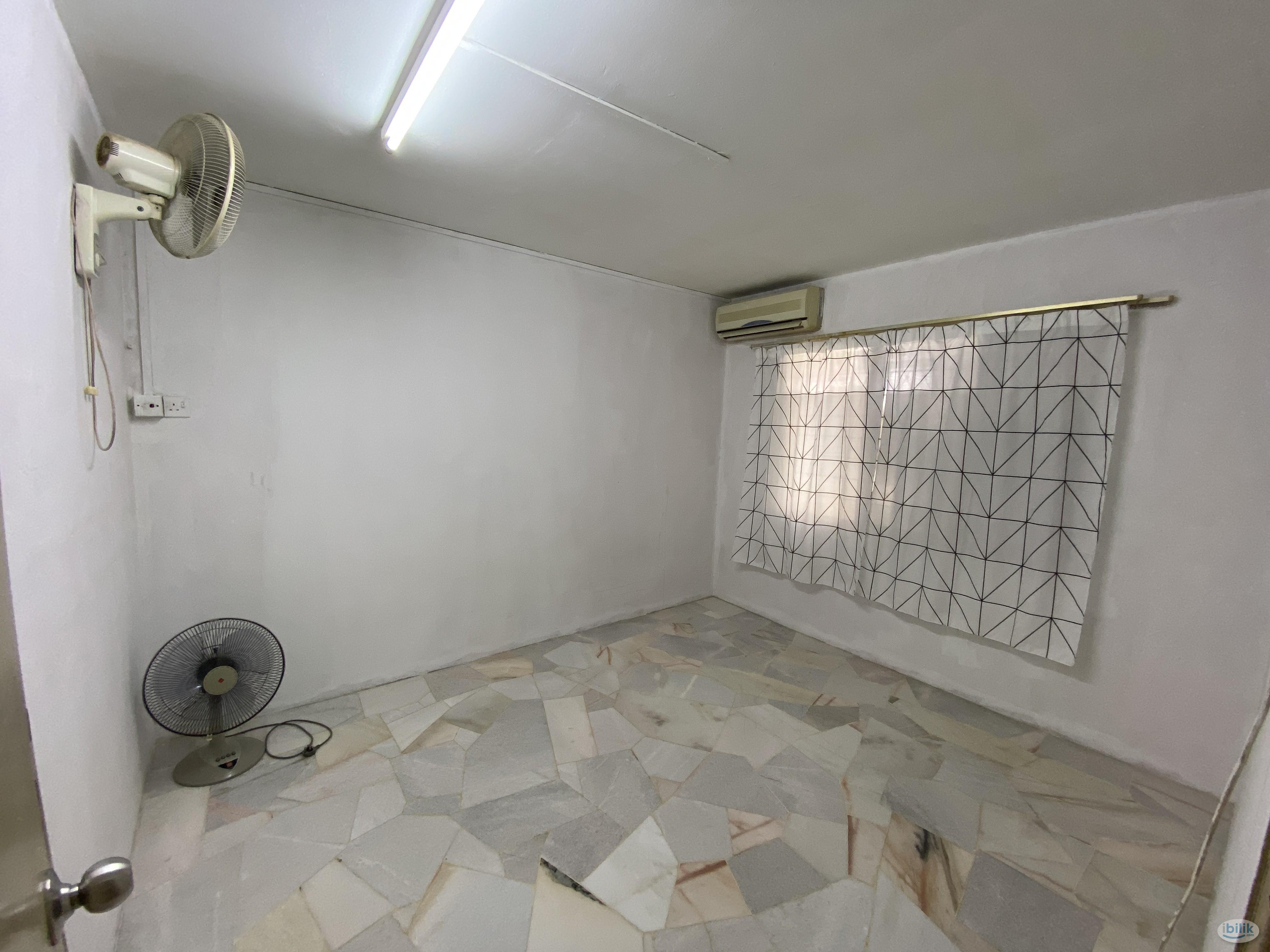 Middle Room at Desa Setapak, Setapak - Image 1