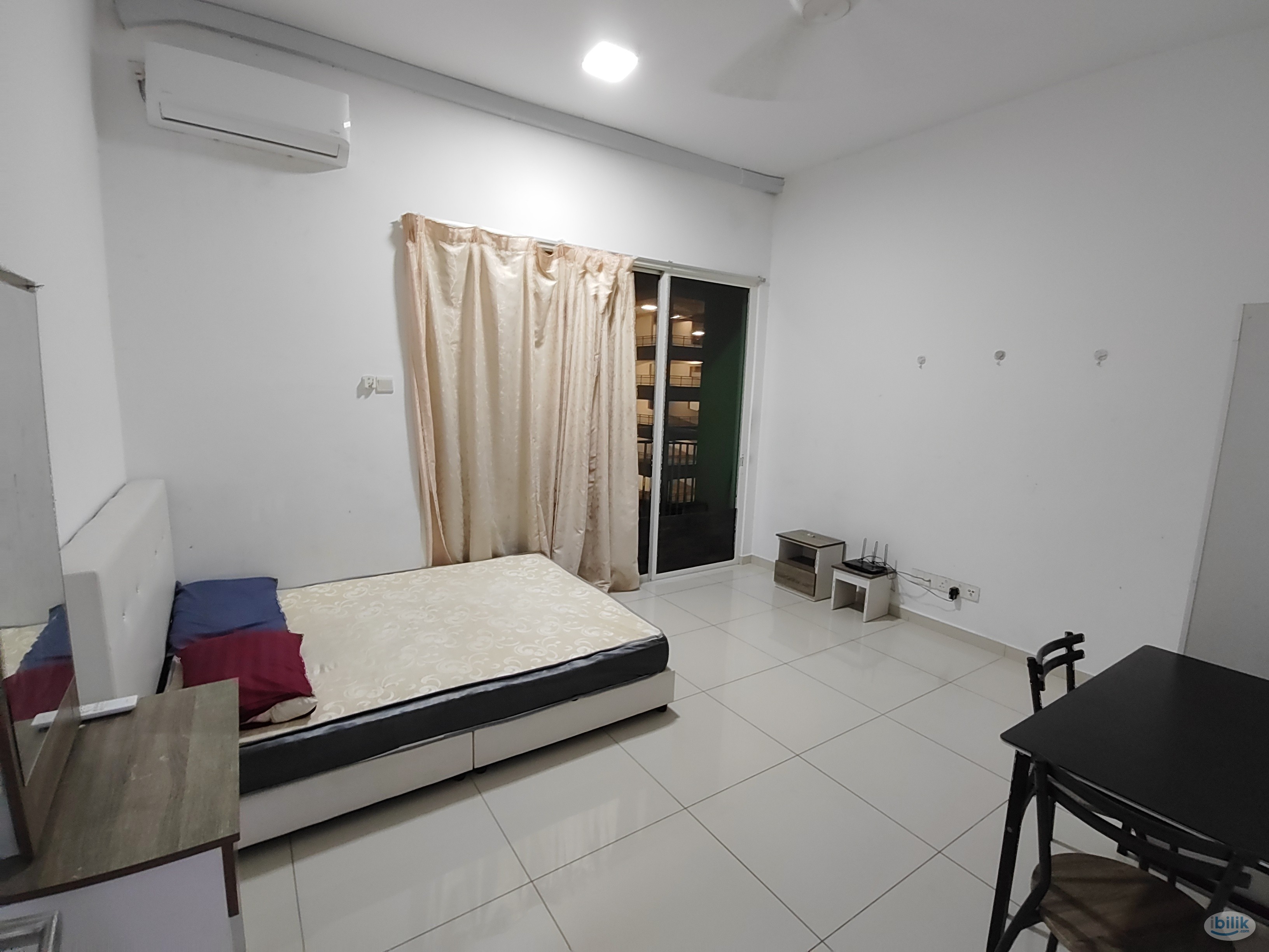 Fiera Vista Balcony Middle Room included Utilities Share Bathroom MIX GENDER - Image 1