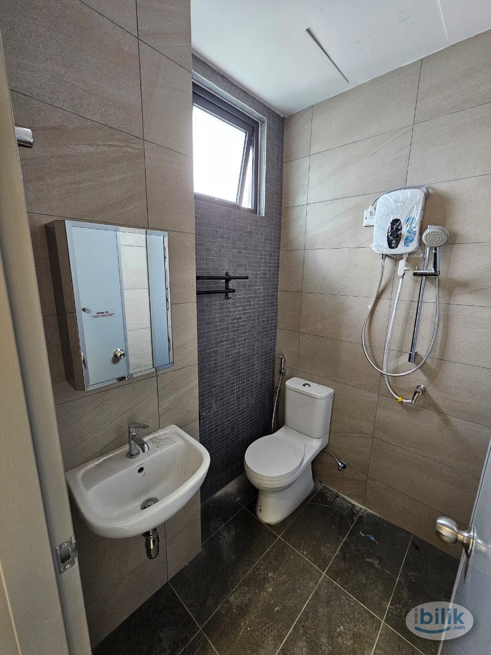 Master Room at Lagoon Perdana, Bandar Sunway - Image 3