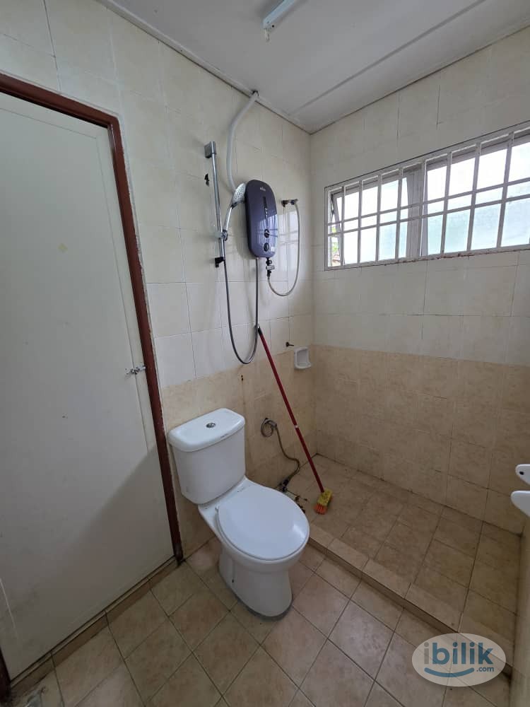HOT PROMO Last Year🔥 Middle Room Rent at Kota Kemuning near Main Place Mall 🚗Zero Deposit & Include Free Electricity,Wif - Image 3
