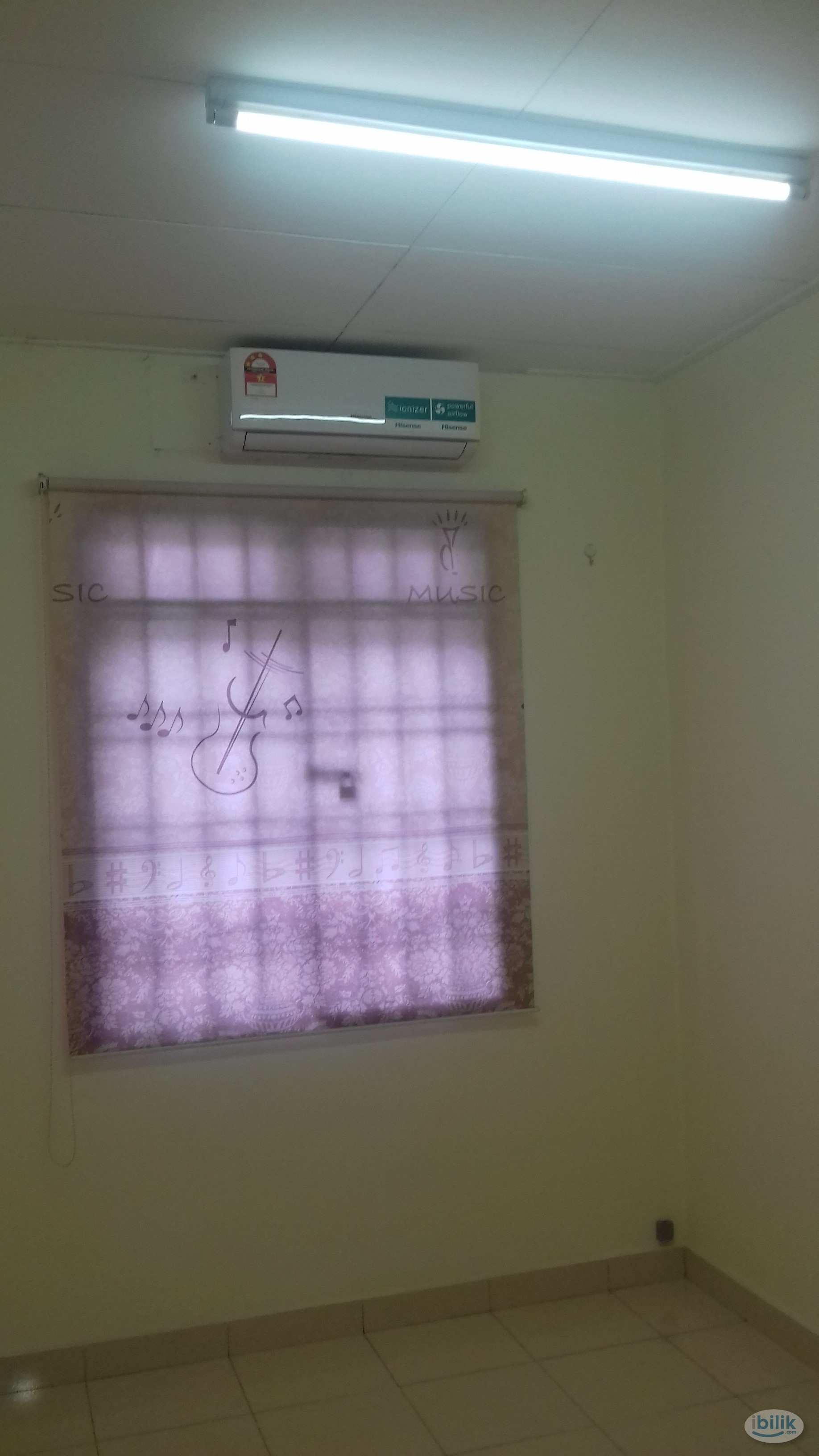 Middle Room (with air cond)at Austin Boulevard (Nearby Hospital Sultan Ismail) - Image 5