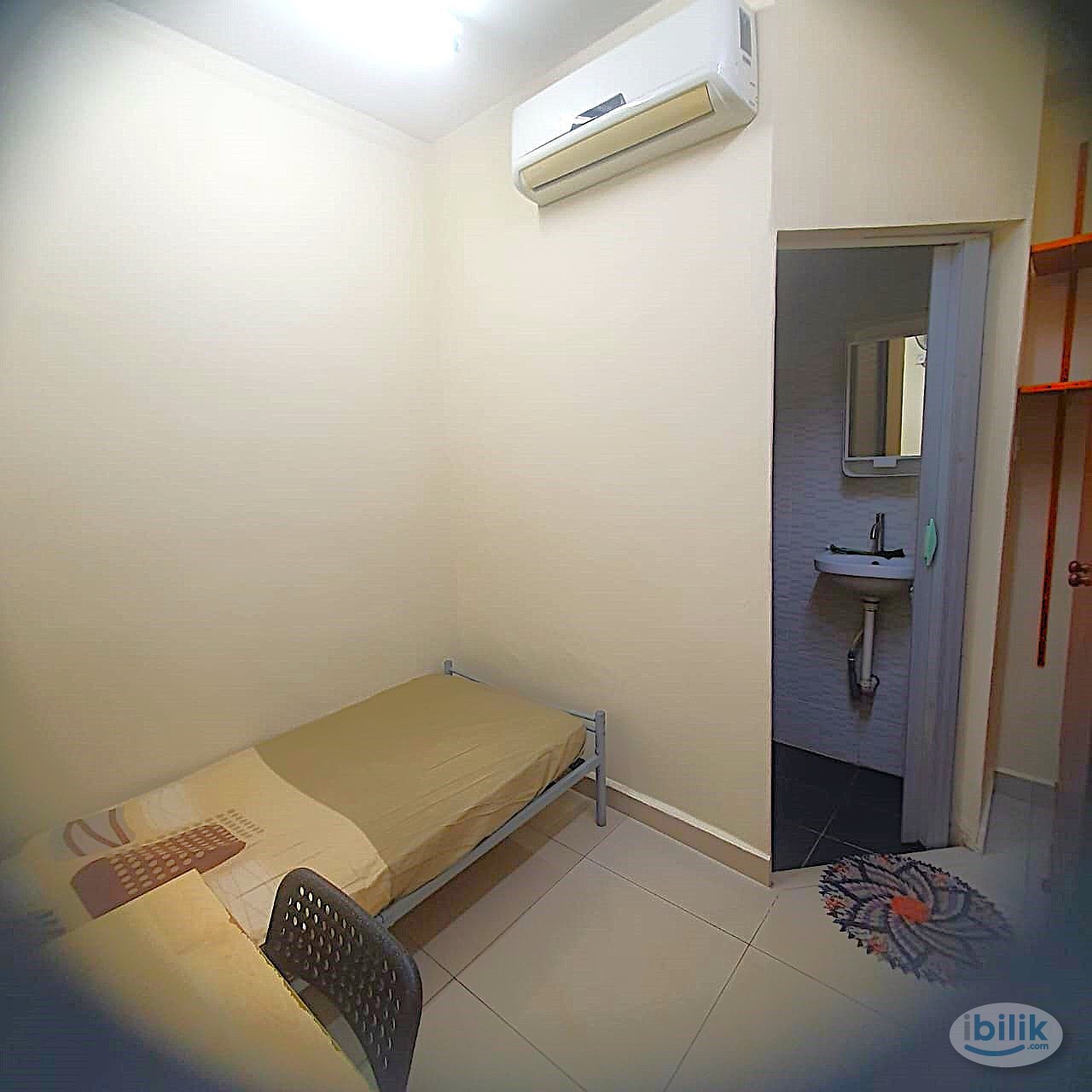 Room f/f w private bathroom @ renovated Family Home, Section17, PJ. Free parking. - Image 1