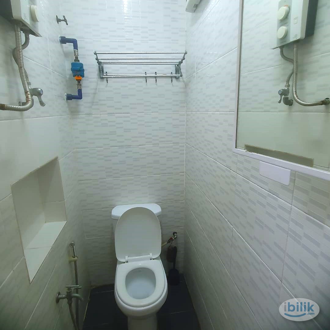 Room f/f w private bathroom @ renovated Family Home, Section17, PJ. Free parking. - Image 2