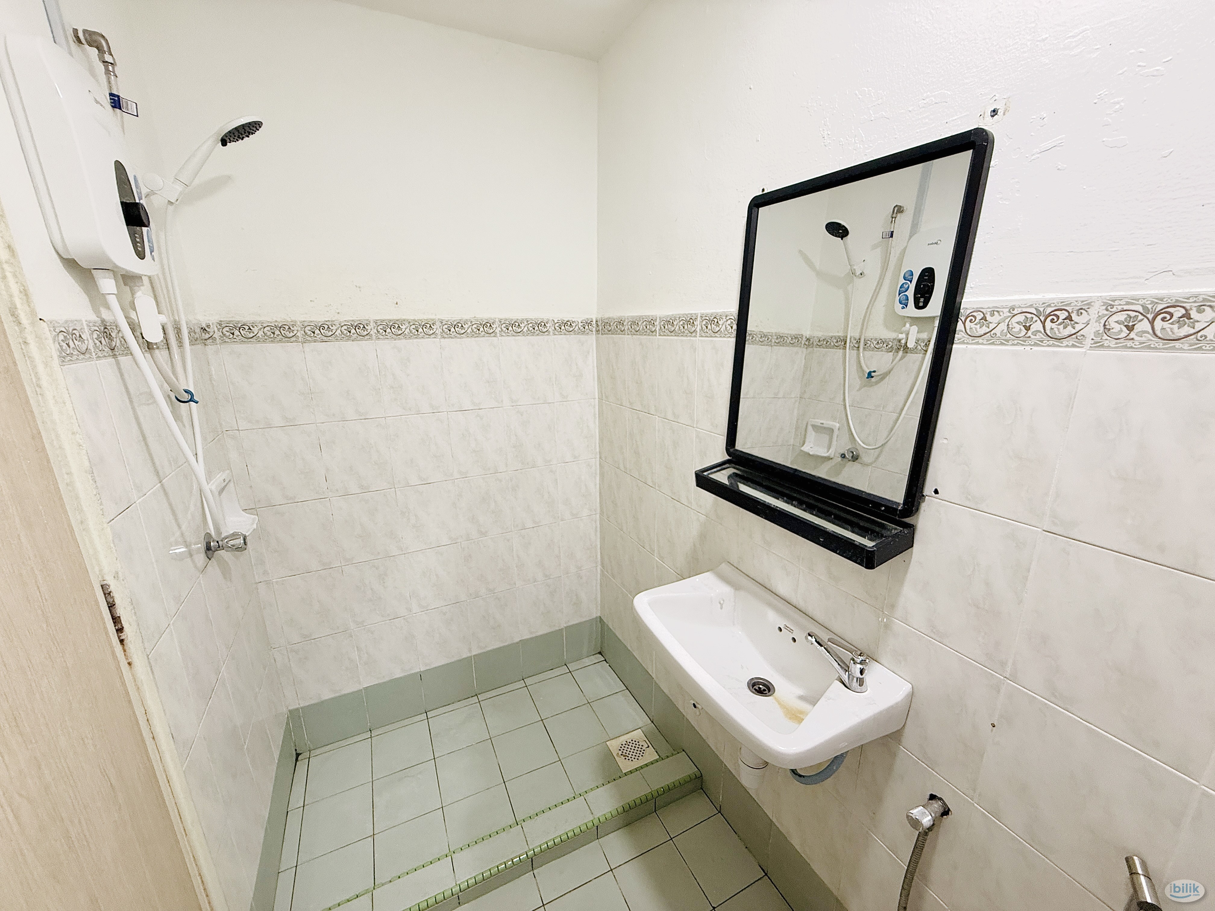 Middle Room at Pelangi Damansara, Bandar Utama - Image 5