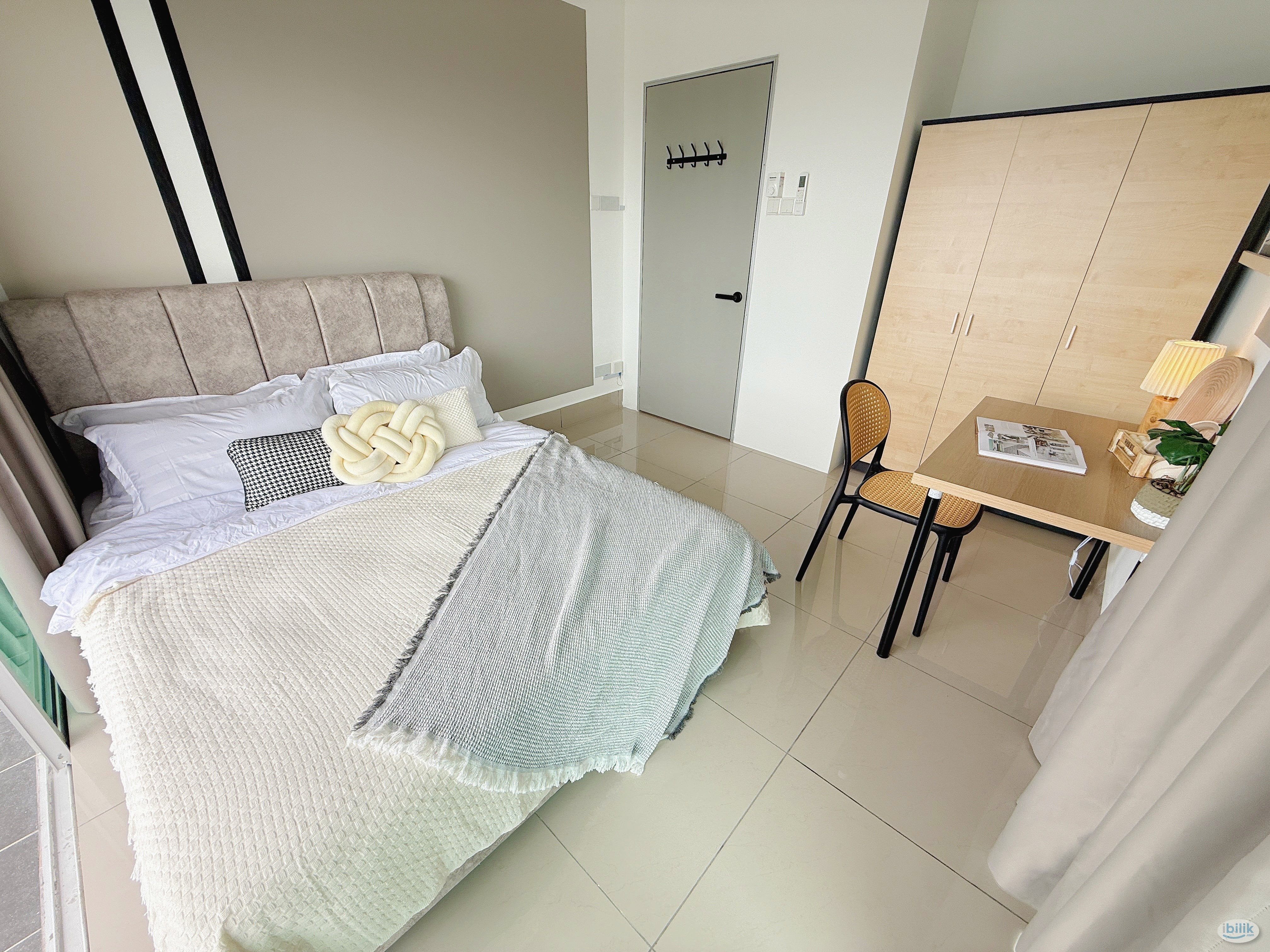 Middle Room at Razak City Residences, Sungai Besi - Image 1