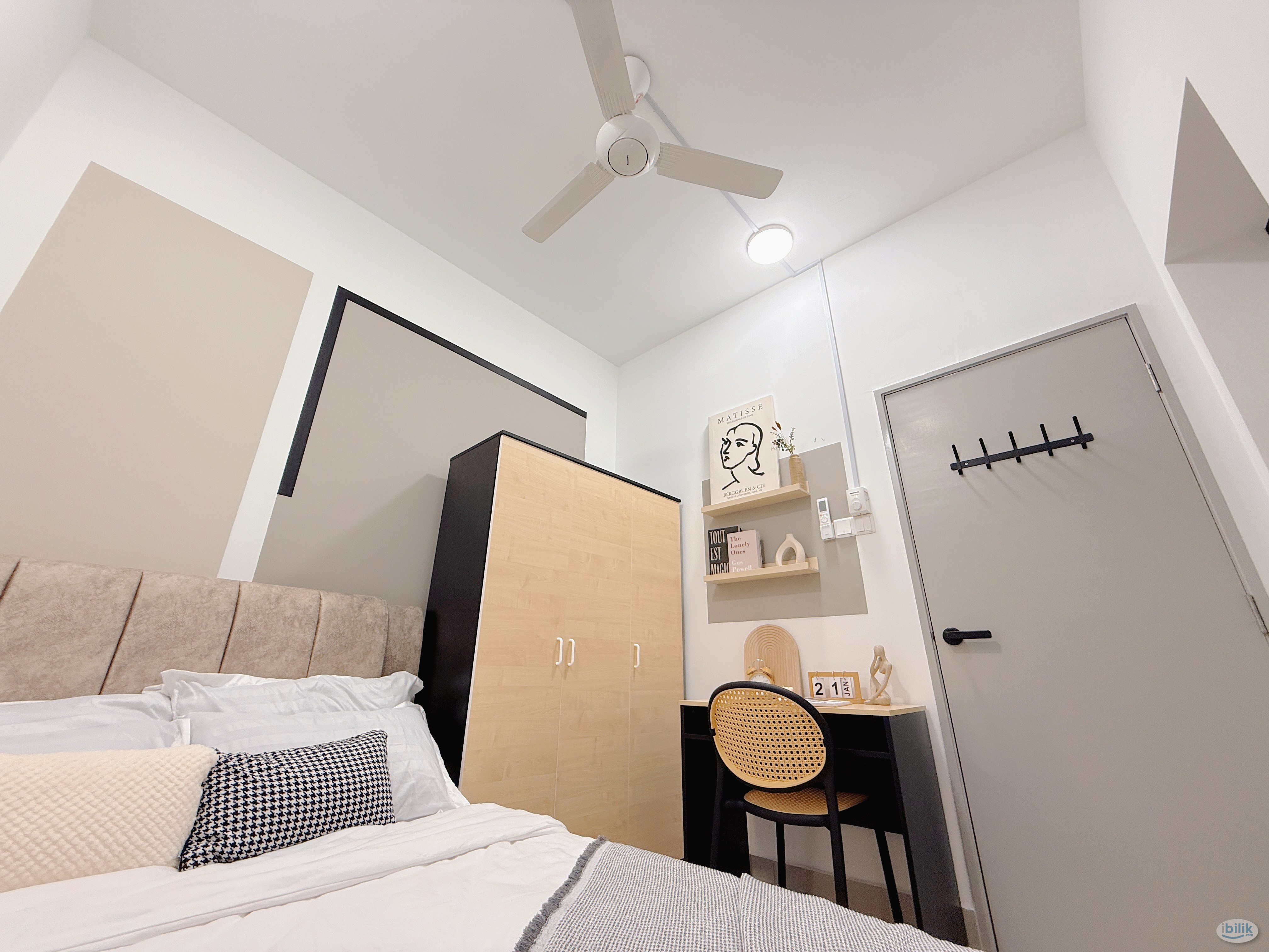 Middle Room at Razak City Residences, Sungai Besi - Image 1