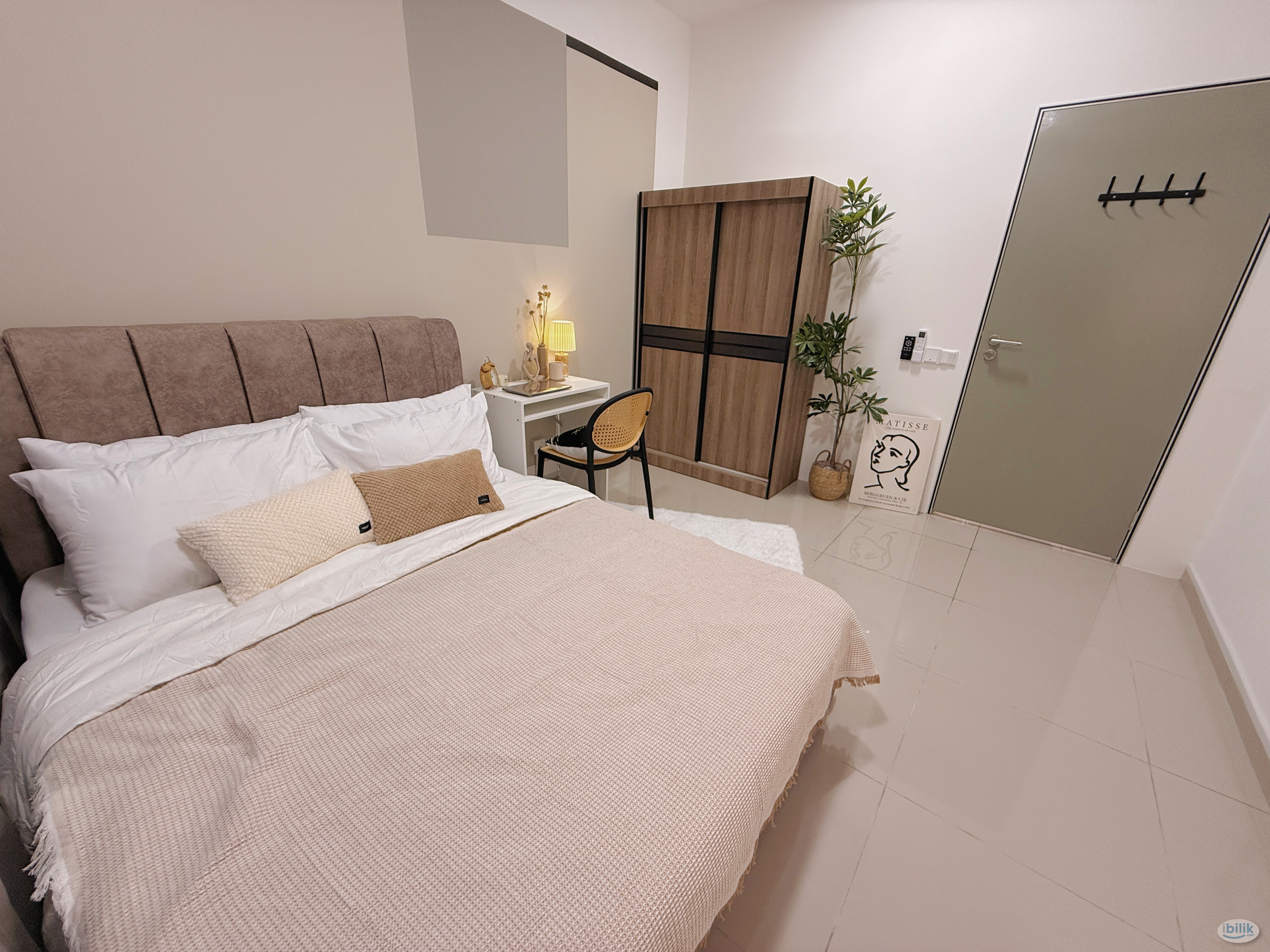 Middle Room at D'Vervain Residence, Damansara Perdana - Image 1