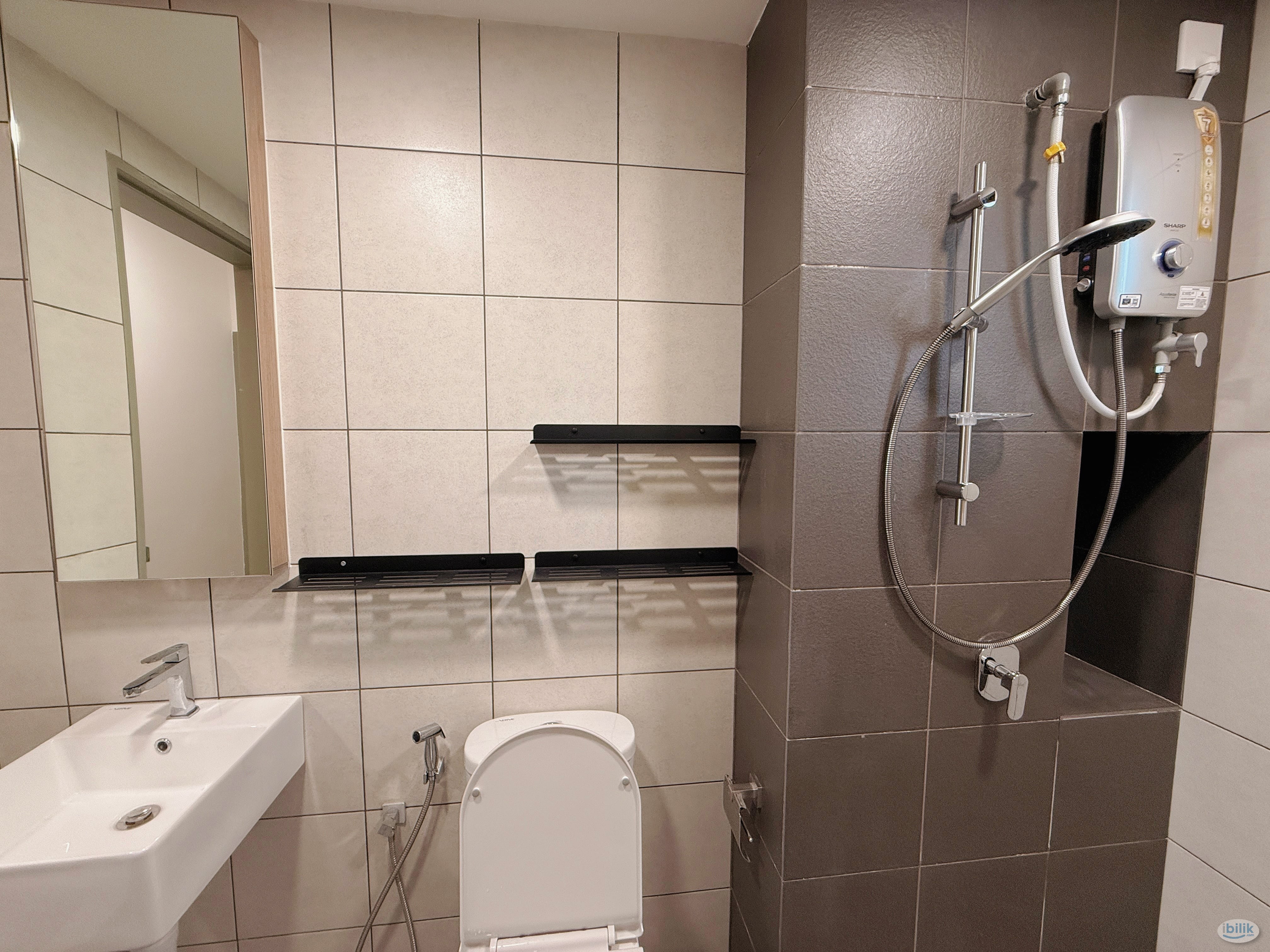 Middle Room at D'Vervain Residence, Damansara Perdana - Image 4