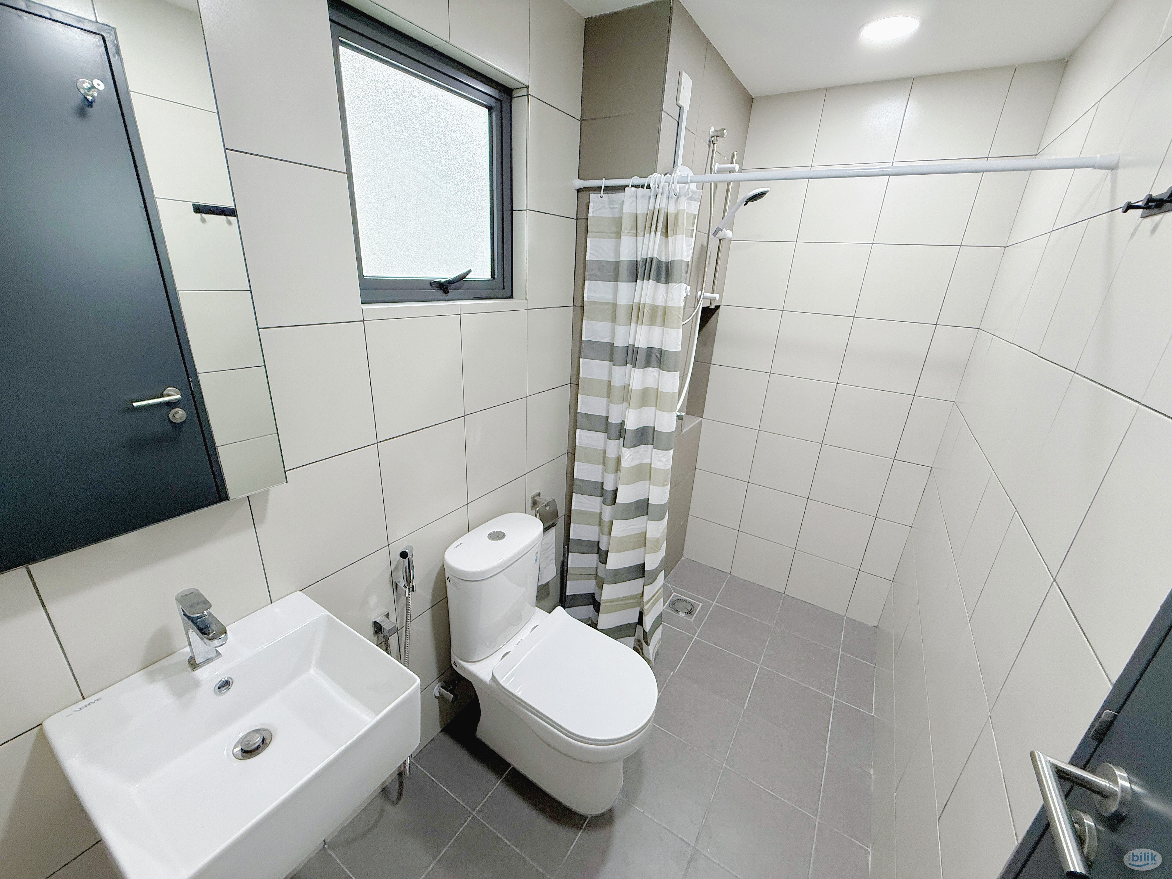 Middle Room at D'Quince Residence, Damansara Perdana - Image 5