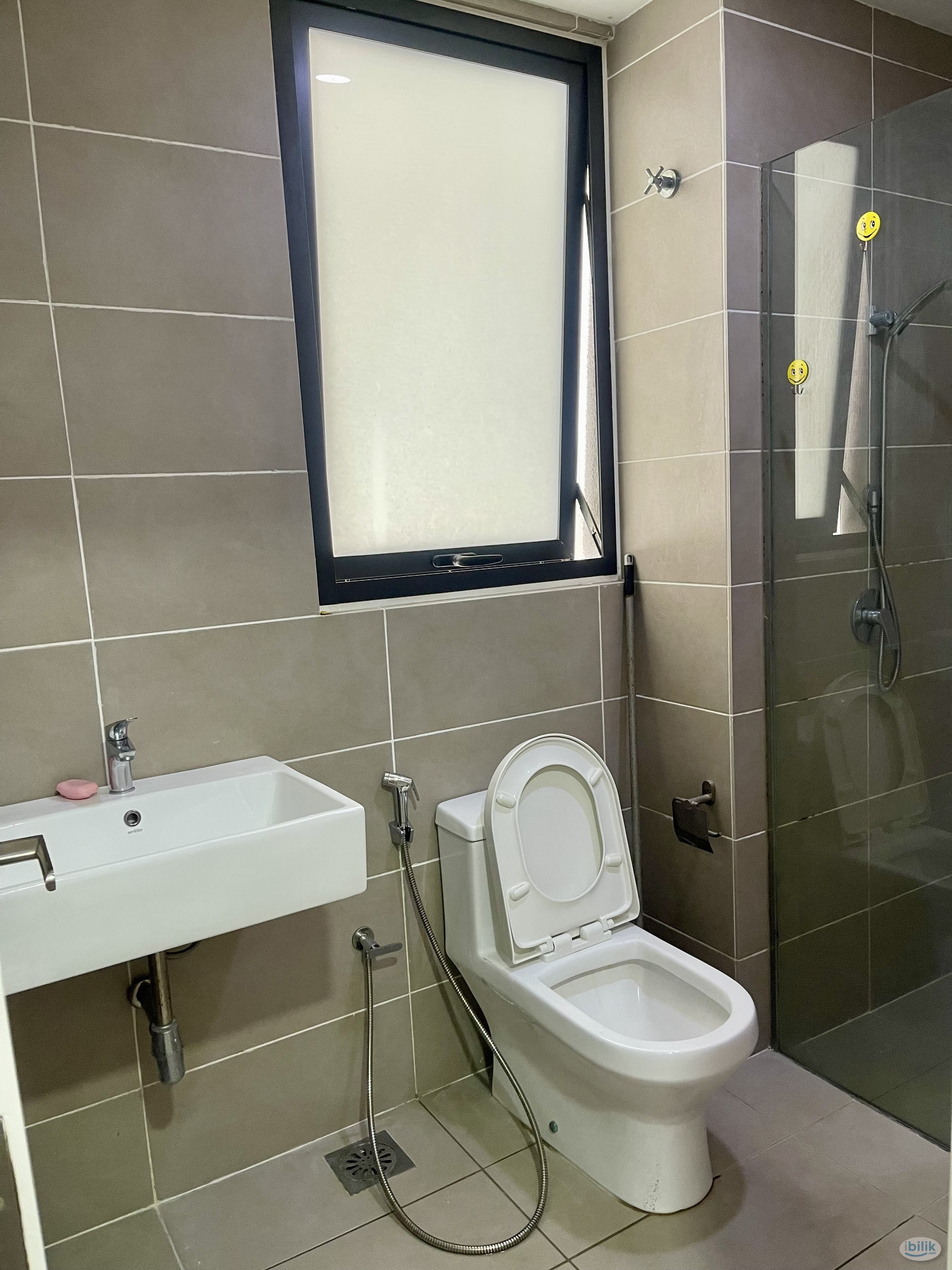 Master Room at D'Sara Sentral, Sungai Buloh walking distance to MRT station - Image 5