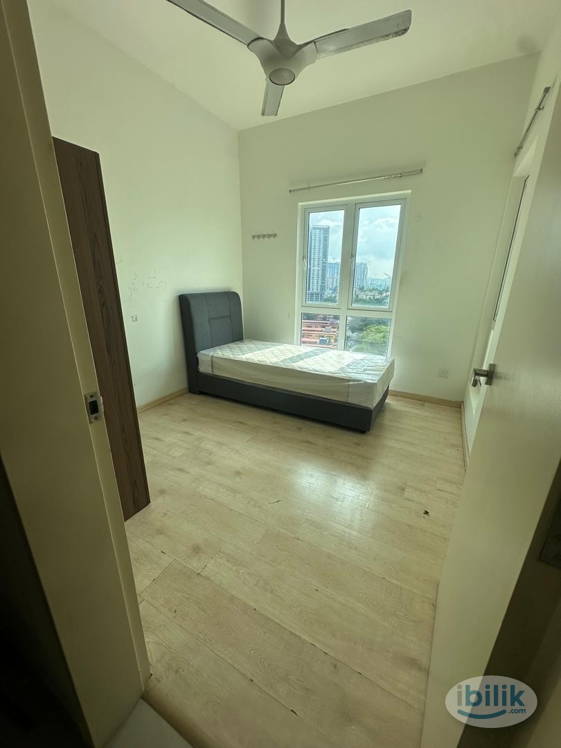 Middle Room at The Holmes, Bandar Tun Razak - Image 1