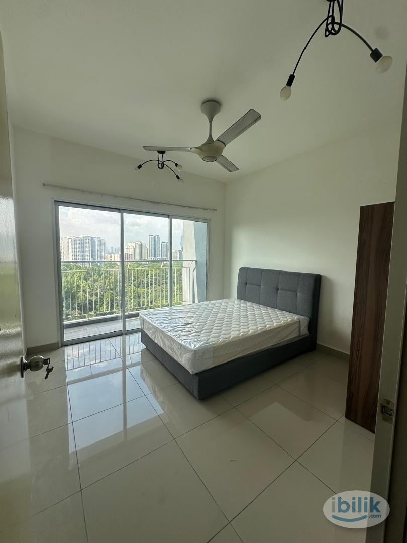 Middle Room at The Holmes, Bandar Tun Razak - Image 1