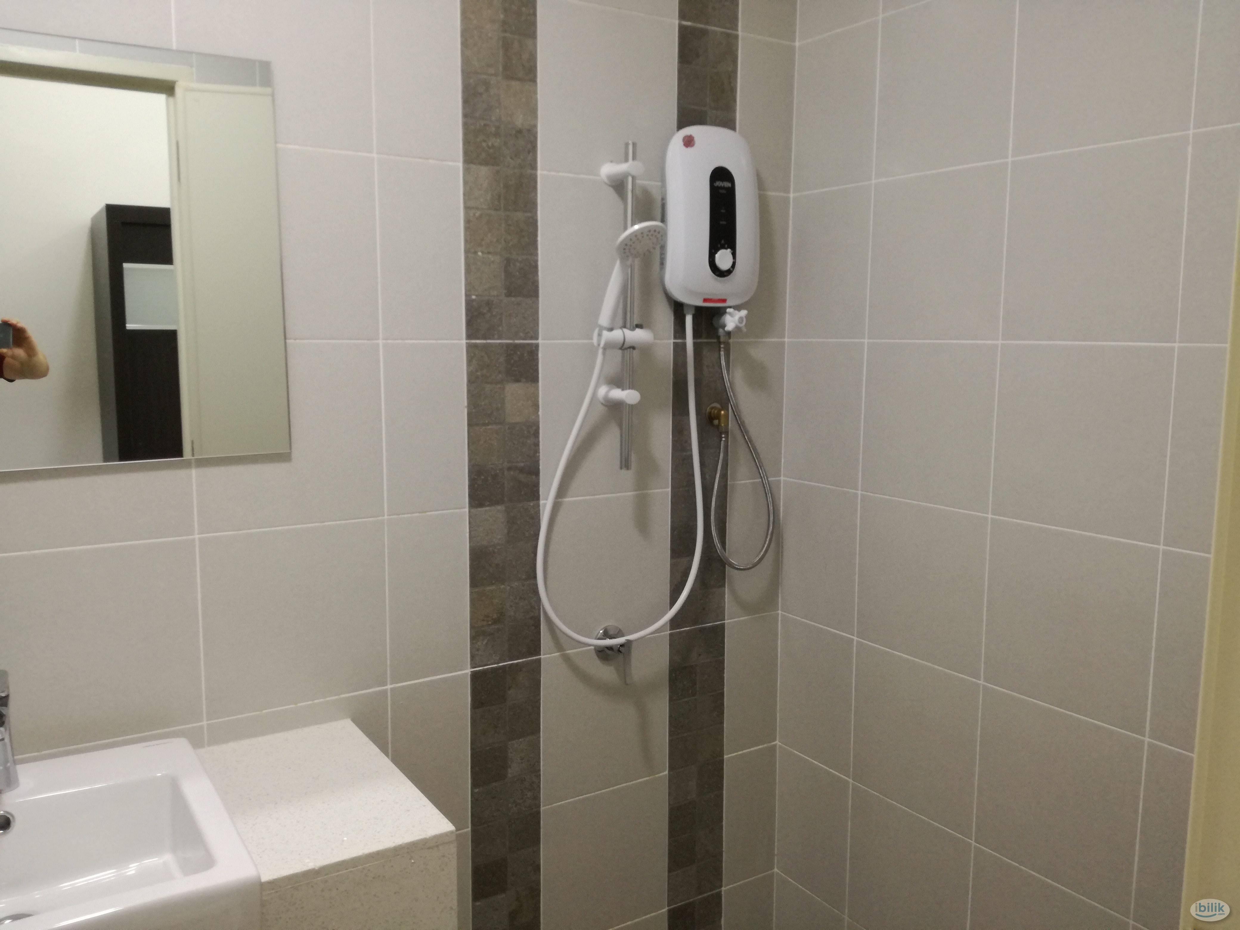 Fully furnished middle room (swimming pool view) in Relau Penang - Image 3