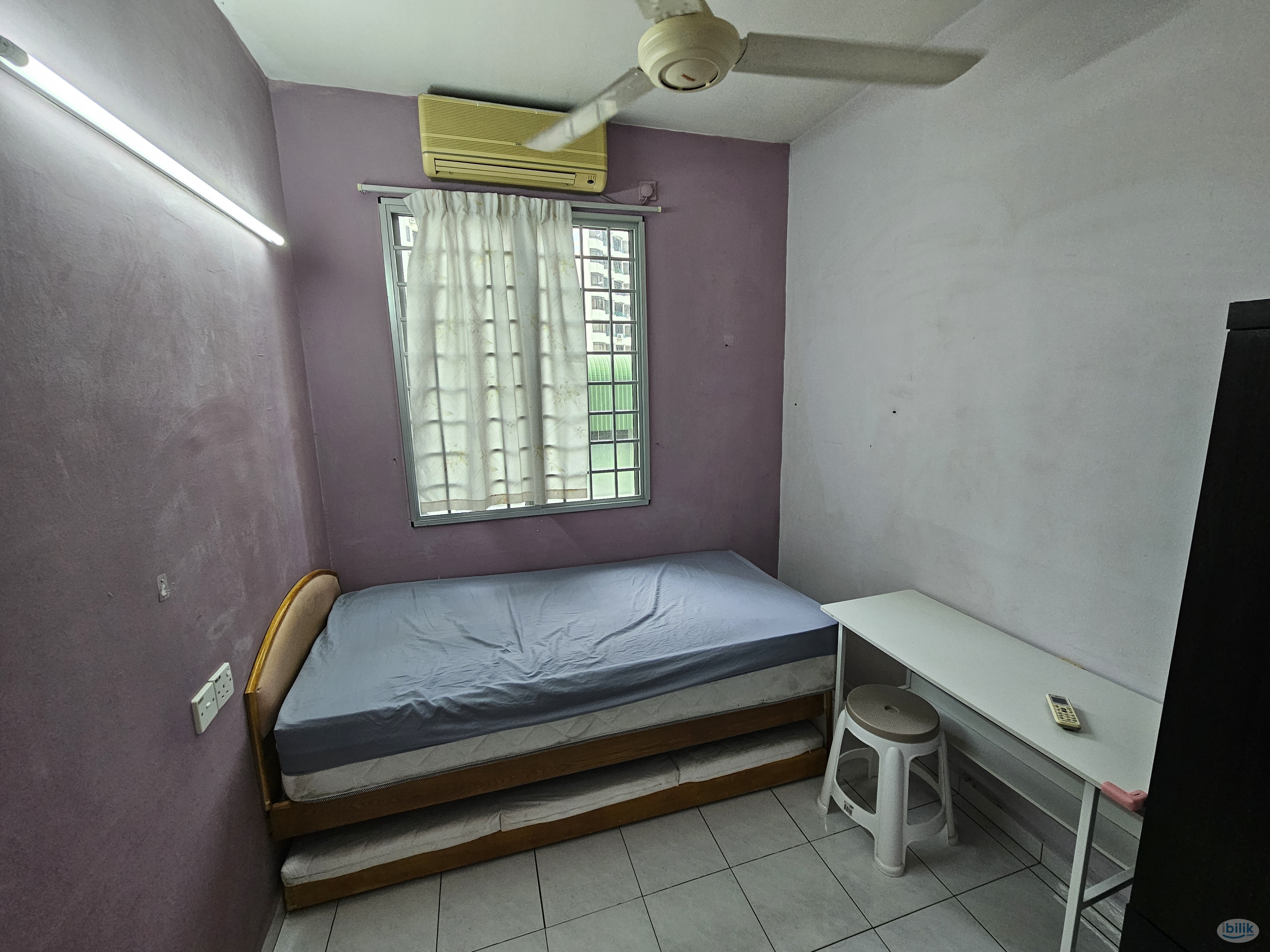 Npark Furnished Middle room Share bathroom included utilities female only - Image 1