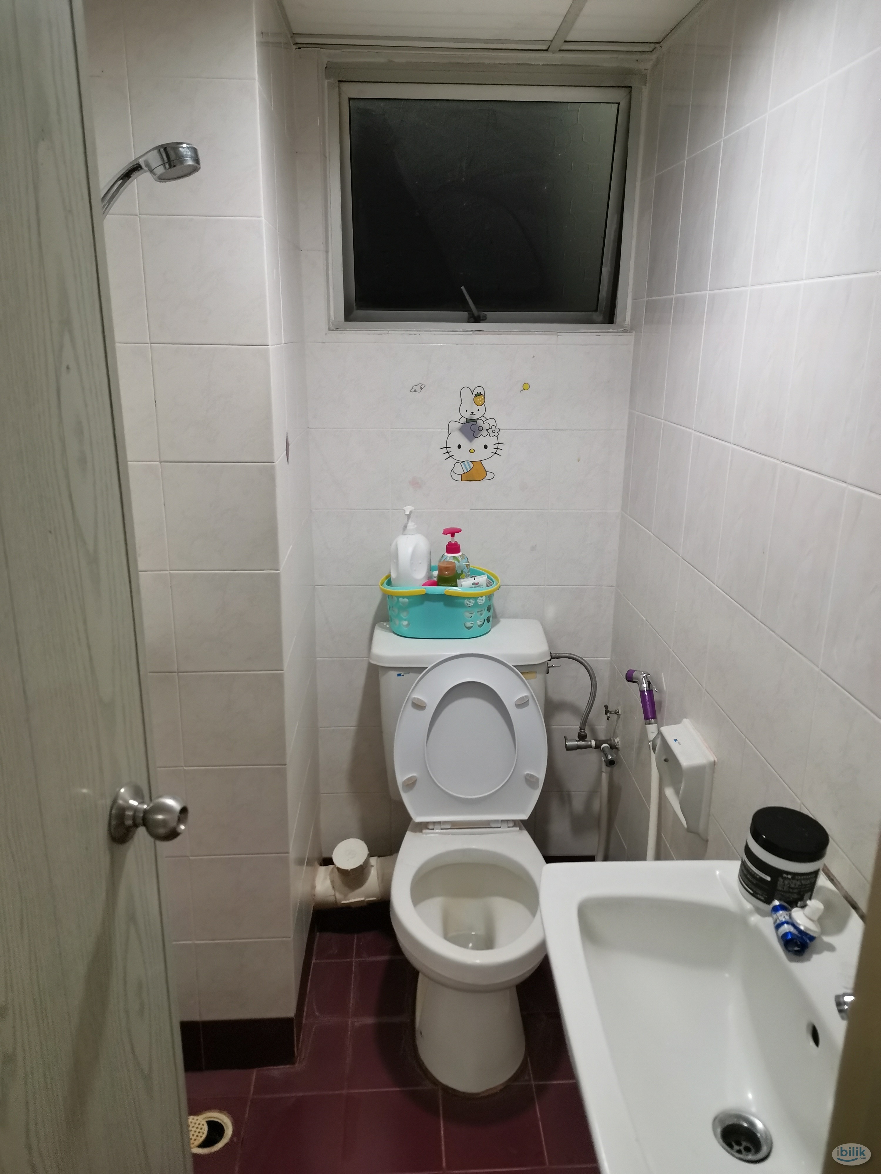 Npark Furnished Middle room Share bathroom included utilities female only - Image 5