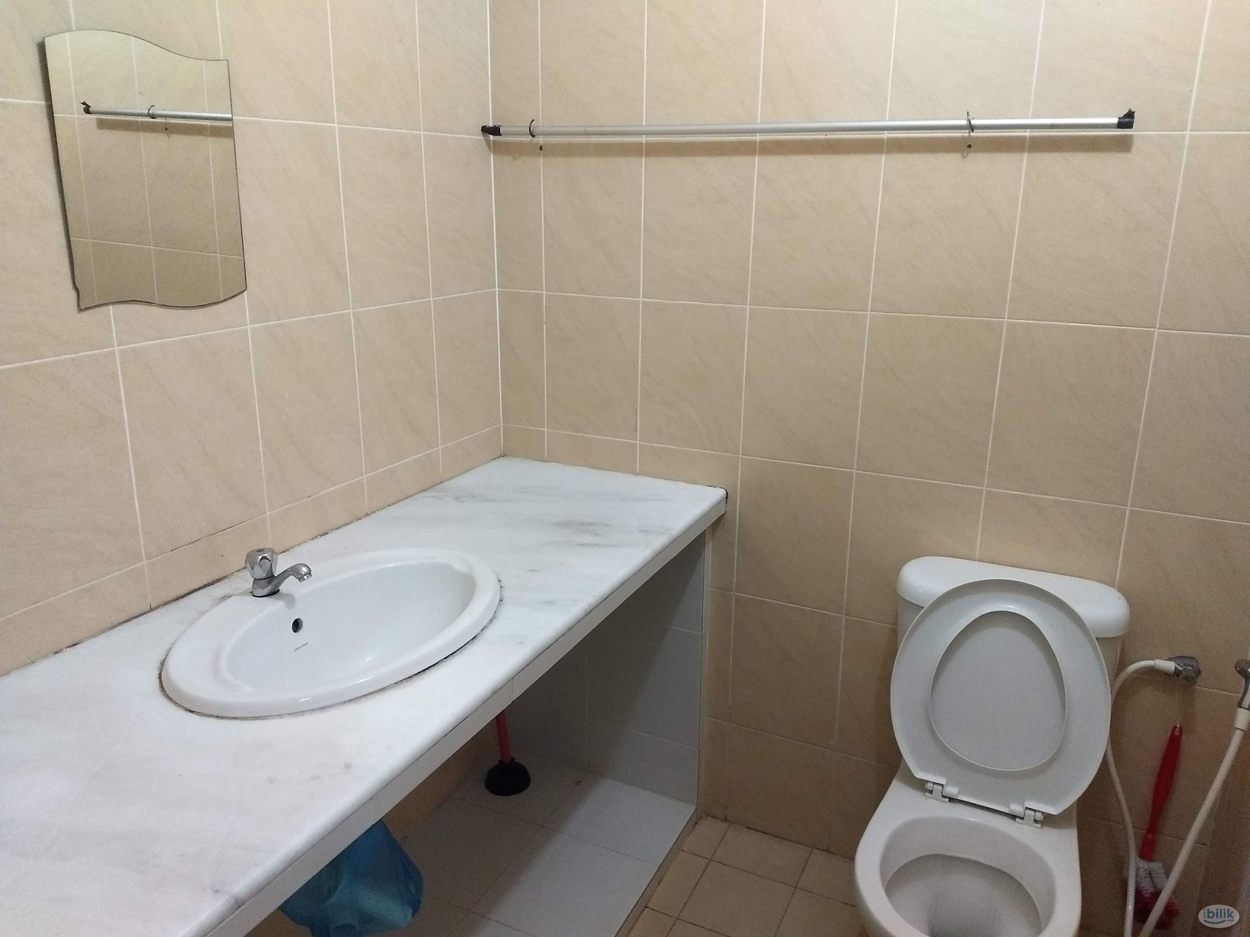 Desa Airmas Aircond Master room included utilities mix gender - Image 4