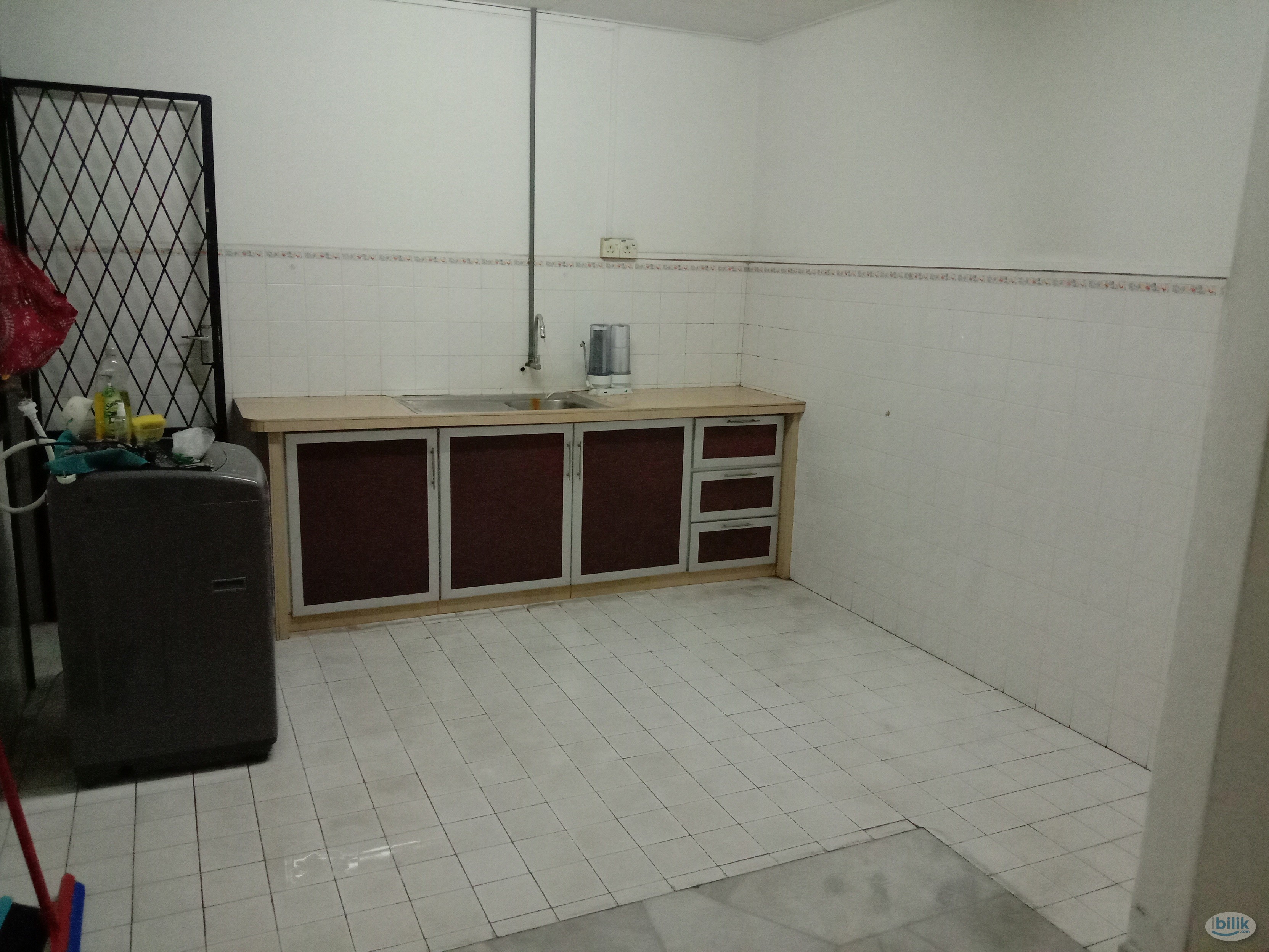 Master bedroom at Taman Inderawasih for rent - Image 2