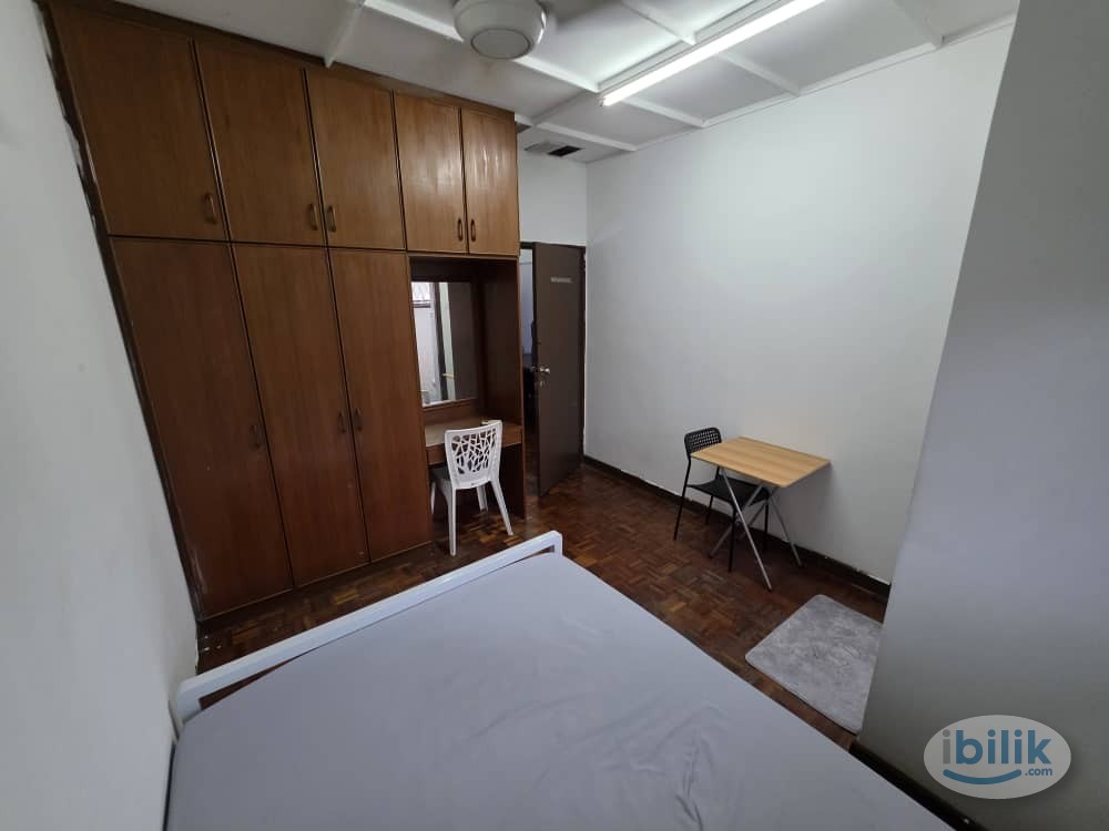 Middle Room at SS24 Petaling Jaya, Selangor - Image 2